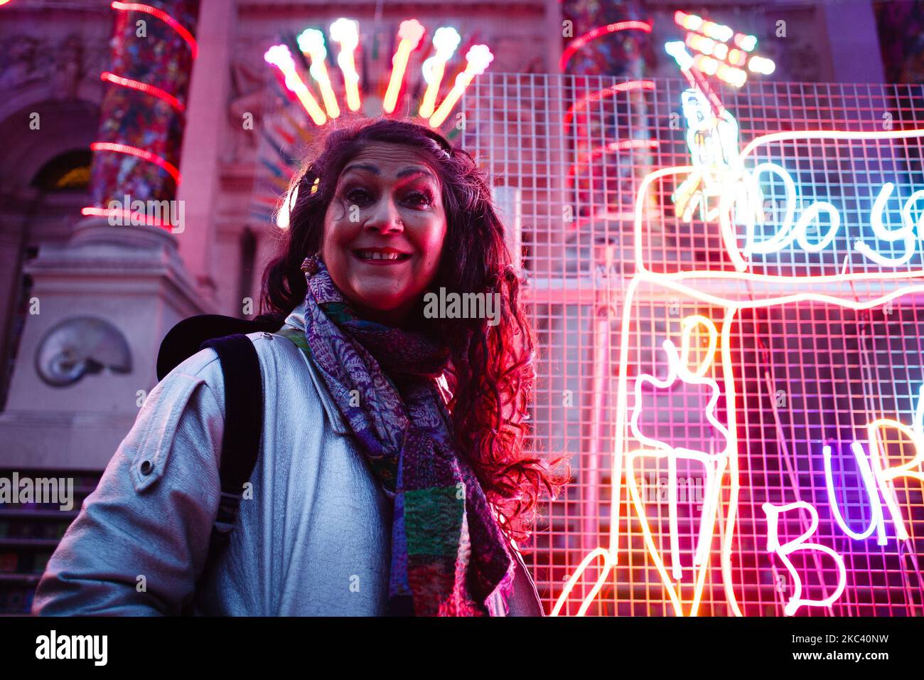 Die britische Künstlerin Chila Kumari Singh Burman posiert mit ihrer Neonlichtinstallation "Remembering A Brave New World", die am 13. November 2020 die Fassade der Tate Britain Kunstgalerie in London, England, abdeckt. Das Werk, das "hinduistische Mythologie, Bollywood-Bilder, Kolonialgeschichte und persönliche Erinnerungen" (einschließlich des Eiswagens der Familie Burman) vereint, bildet die vierte jährliche Winterkommission in der Galerie und wurde heute, am Vorabend des indischen Lichterfestes Diwali, enthüllt. Die Installation wird bis zum 31. Januar nächsten Jahres in Kraft sein. (Foto von David Cliff/NurPhoto) Stockfoto
