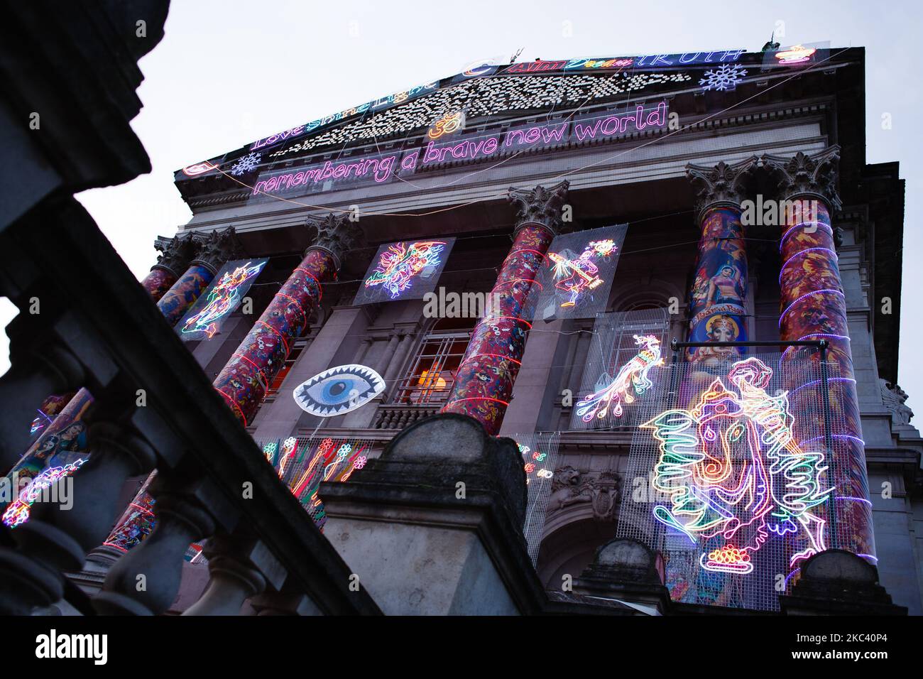 Die Neonlichtinstallation 'Remembering A Brave New World' der britischen Künstlerin Chila Kumari Singh Burman bedeckt die Fassade der Tate Britain Kunstgalerie in London, England, am 13. November 2020. Das Werk, das "hinduistische Mythologie, Bollywood-Bilder, Kolonialgeschichte und persönliche Erinnerungen" (einschließlich des Eiswagens der Familie Burman) vereint, bildet die vierte jährliche Winterkommission in der Galerie und wurde heute, am Vorabend des indischen Lichterfestes Diwali, enthüllt. Die Installation wird bis zum 31. Januar nächsten Jahres in Kraft sein. (Foto von David Cliff/NurPhoto) Stockfoto