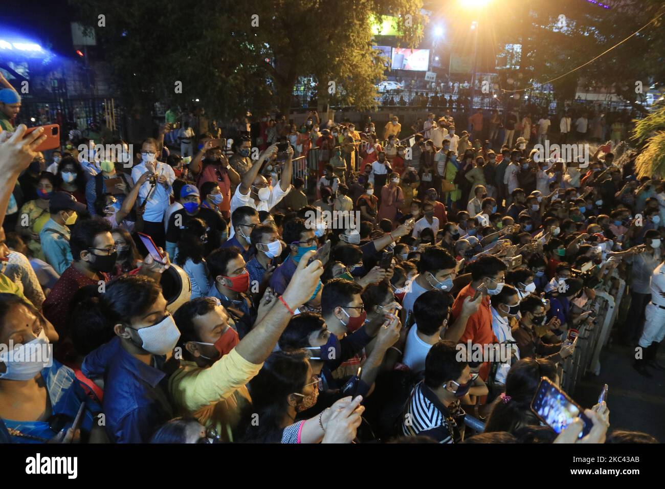 Fans nehmen am 15. November 2020 an der Trauerfeier der legendären indischen Schauspielerin Soumitra Chatterjee in Kalkutta, Indien, Teil. (Foto von Debajyoti Chakraborty/NurPhoto) Stockfoto