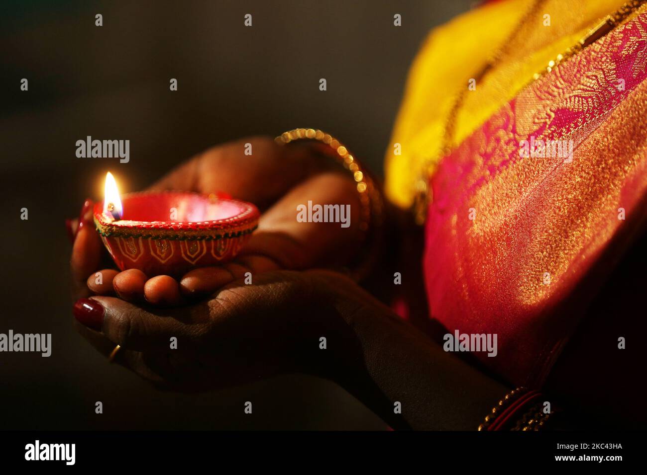 Hindu-Anhänger halten eine Diya (kleine Tonlampe) während des Festivals von Diwali in einem Hindu-Tempel in Toronto, Ontario, Kanada, am 14. November 2020. (Foto von Creative Touch Imaging Ltd./NurPhoto) Stockfoto Hindu-Anhänger halten eine Diya (kleine Tonlampe) während des Festivals von Diwali in einem Hindu-Tempel in Toronto, Ontario, Kanada, am 14. November 2020. (Foto von Creative Touch Imaging Ltd./NurPhoto) Stockfoto