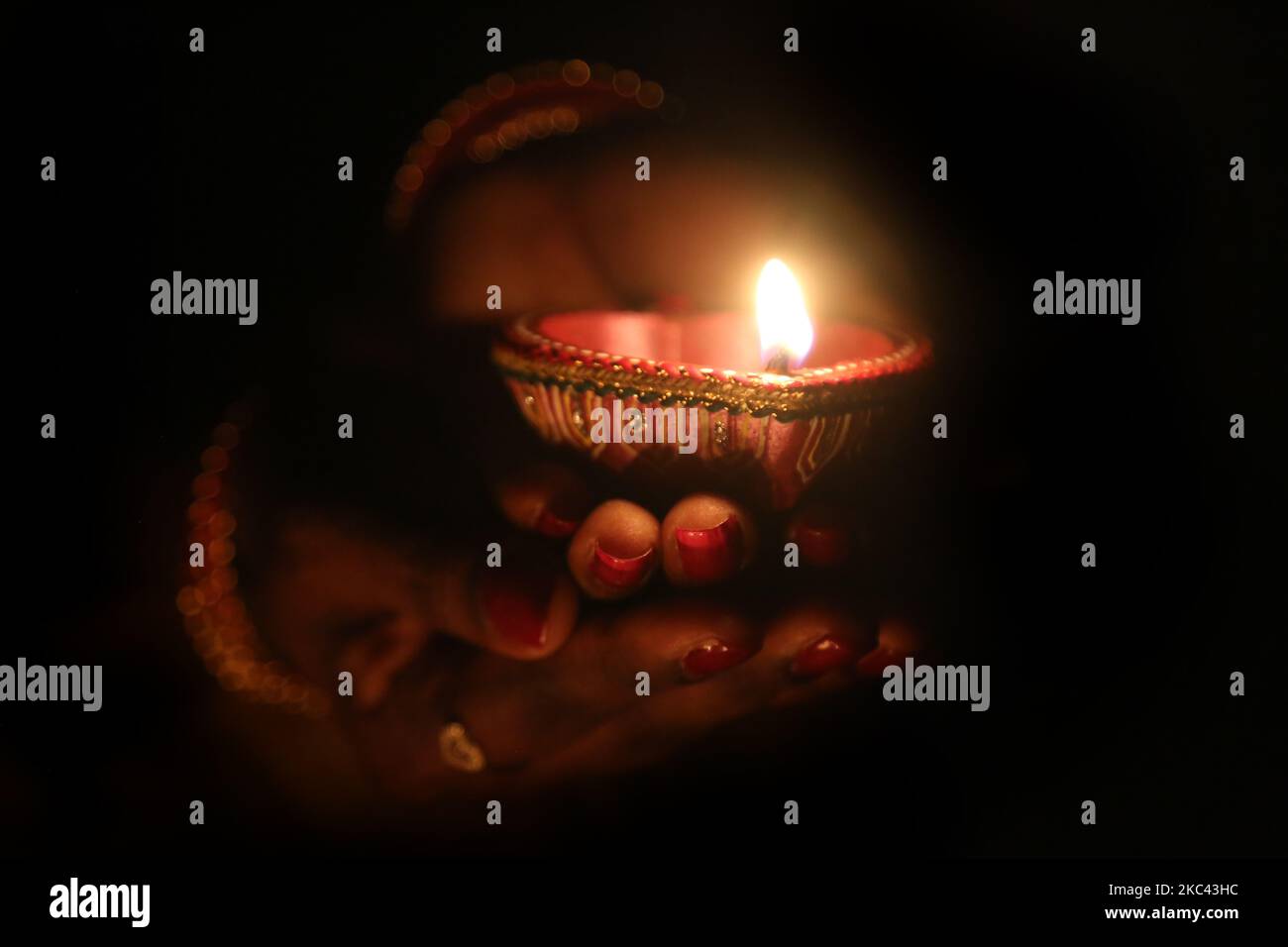 Hindu-Anhänger halten eine Diya (kleine Tonlampe) während des Festivals von Diwali in einem Hindu-Tempel in Toronto, Ontario, Kanada, am 14. November 2020. (Foto von Creative Touch Imaging Ltd./NurPhoto) Stockfoto Hindu-Anhänger halten eine Diya (kleine Tonlampe) während des Festivals von Diwali in einem Hindu-Tempel in Toronto, Ontario, Kanada, am 14. November 2020. (Foto von Creative Touch Imaging Ltd./NurPhoto) Stockfoto