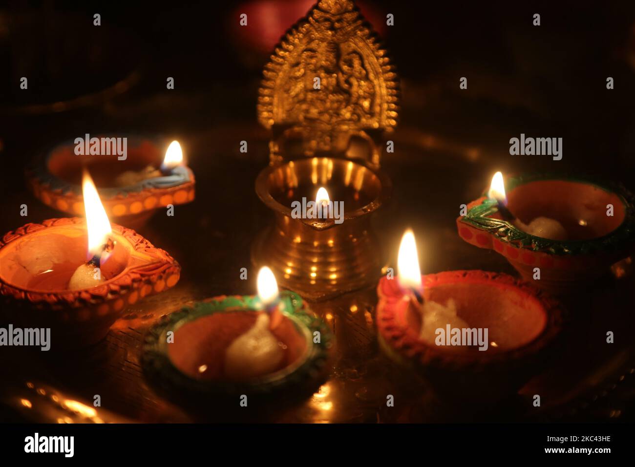 Diyas (kleine Tonlampen) während des Festivals von Diwali in einem Hindu-Tempel in Toronto, Ontario, Kanada, am 14. November 2020. (Foto von Creative Touch Imaging Ltd./NurPhoto) Stockfoto Diyas (kleine Tonlampen) während des Festivals von Diwali in einem Hindu-Tempel in Toronto, Ontario, Kanada, am 14. November 2020. (Foto von Creative Touch Imaging Ltd./NurPhoto) Stockfoto