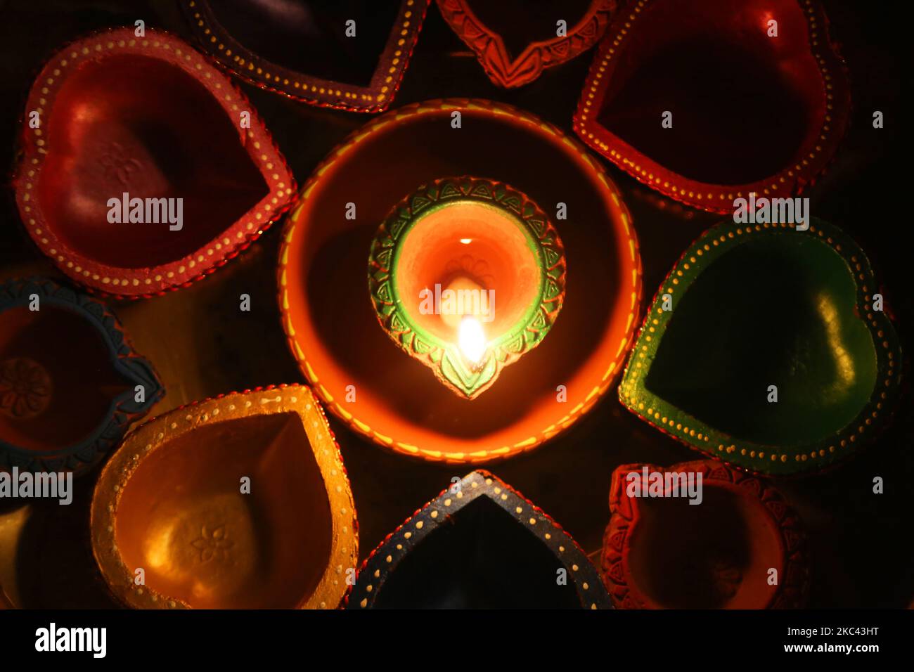 Diyas (kleine Tonlampen) während des Festivals von Diwali in einem Hindu-Tempel in Toronto, Ontario, Kanada, am 14. November 2020. (Foto von Creative Touch Imaging Ltd./NurPhoto) Stockfoto Diyas (kleine Tonlampen) während des Festivals von Diwali in einem Hindu-Tempel in Toronto, Ontario, Kanada, am 14. November 2020. (Foto von Creative Touch Imaging Ltd./NurPhoto) Stockfoto