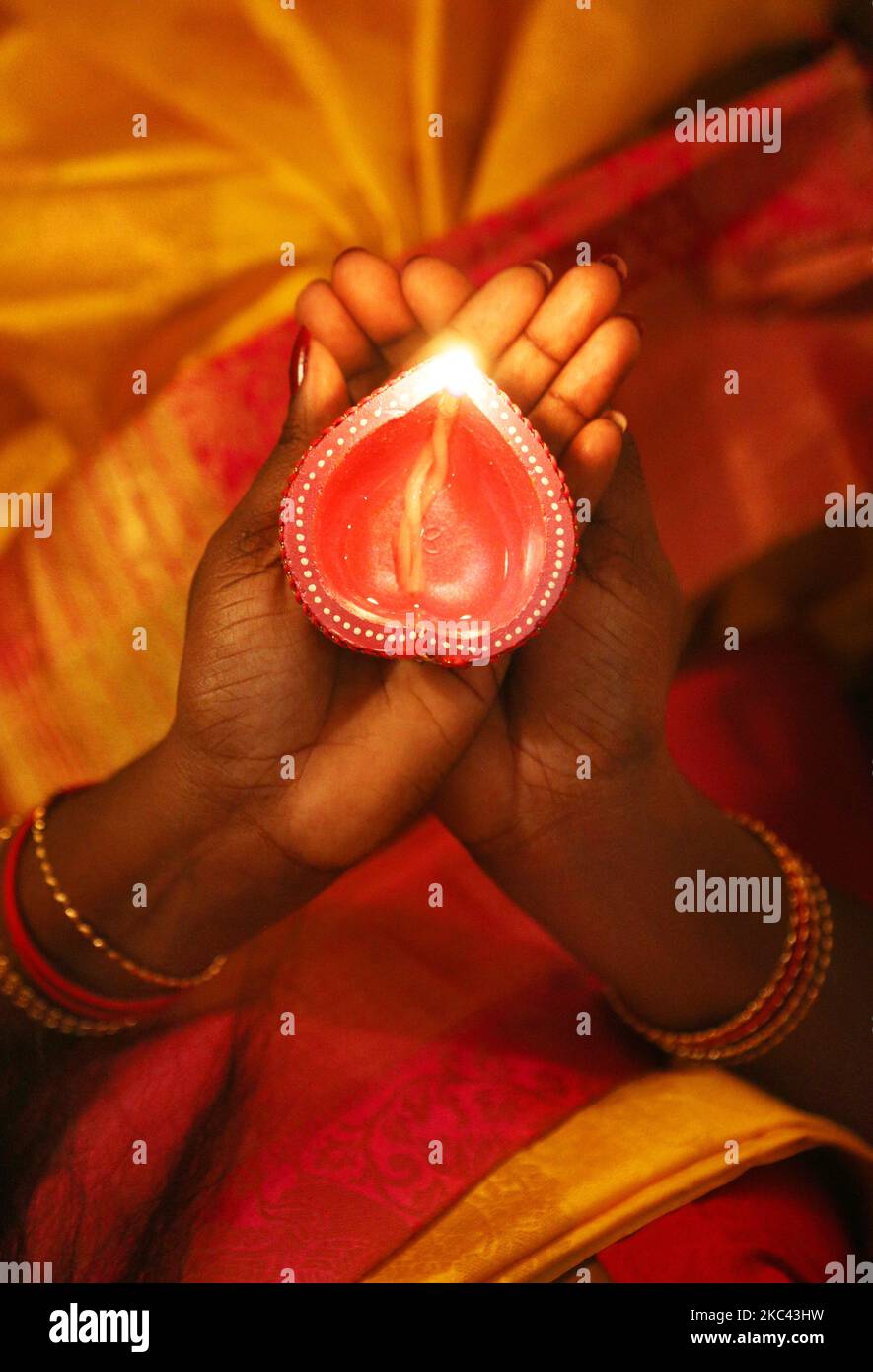 Hindu-Anhänger halten eine Diya (kleine Tonlampe) während des Festivals von Diwali in einem Hindu-Tempel in Toronto, Ontario, Kanada, am 14. November 2020. (Foto von Creative Touch Imaging Ltd./NurPhoto) Stockfoto Hindu-Anhänger halten eine Diya (kleine Tonlampe) während des Festivals von Diwali in einem Hindu-Tempel in Toronto, Ontario, Kanada, am 14. November 2020. (Foto von Creative Touch Imaging Ltd./NurPhoto) Stockfoto