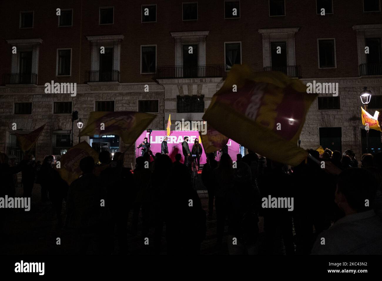 Die Menschen nehmen am 13. November 2020 an einer Demonstration der Linken Bewegung in Rom, Italien, Teil. (Foto von Sirio Tessitore/NurPhoto) Stockfoto