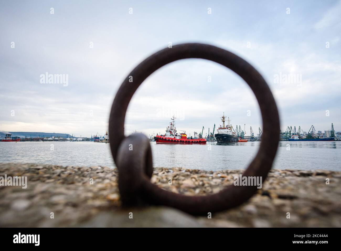 Das einzige bulgarische Rettungsschiff Perun, das fast zehn Jahre lang vor Anker lag, ist vom Hafen von Varna (430 östlich der bulgarischen Hauptstadt Sofia) bis zur Stadt Burgas eingeklemmt, wo es in Schrott verwandelt werden soll. Das Schiff wurde 1977 in Yarsolav, Russland, gebaut. Sie ist 12m breit und 54m lang. Sie besteht aus Stahl und kann überall auf dem Meer schwimmen. Während des Dienstes nahm Perun hauptsächlich an vielen Rettungseinsätzen im Schwarzen Meer Teil. Ohne Perun wird Bulgarien nicht in der Lage sein, ernsthafte Rettungsaktionen durchzuführen. (Foto von Petko Momchilov/Impact Press Group/NurPhoto) Stockfoto