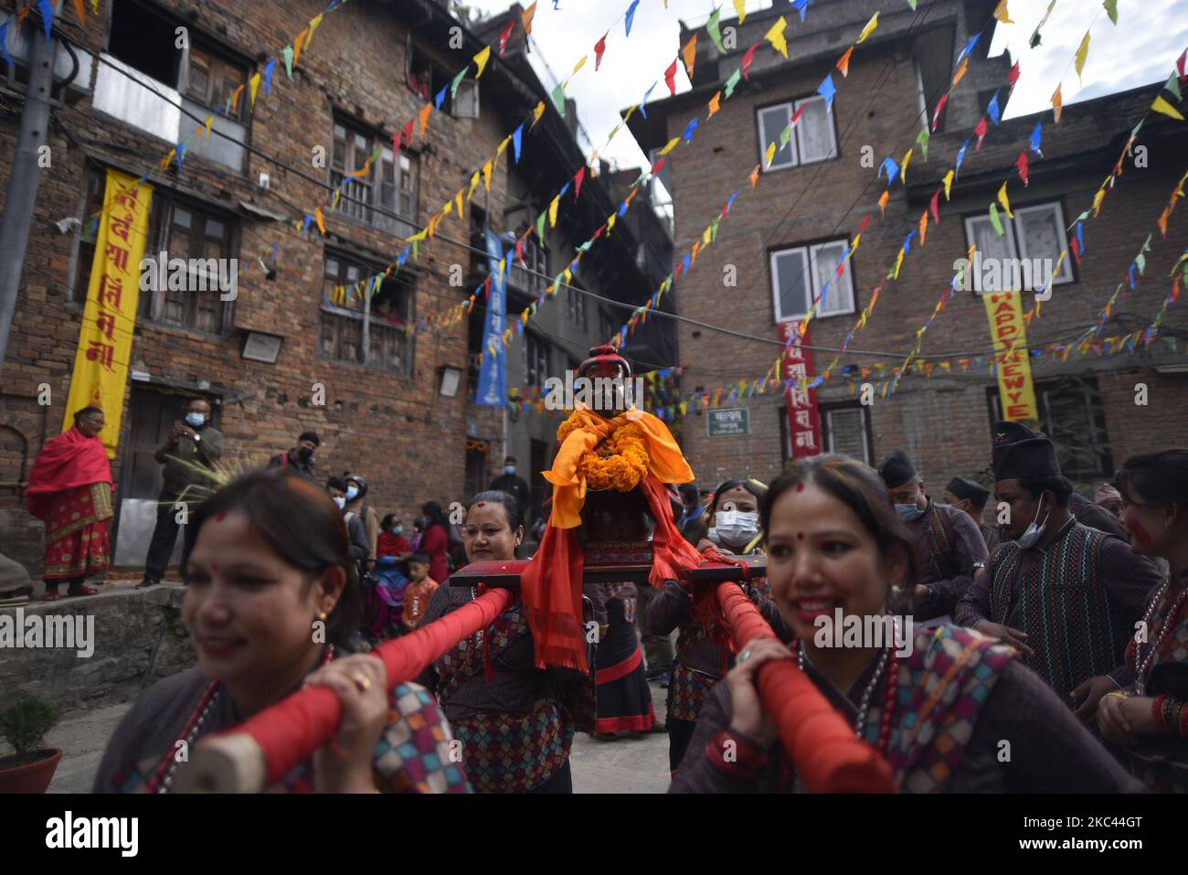 Newari-Menschen, die die Statue von Sankhardhar Sakwha (der vermutlich den Nepal-Sambat gegründet hat) zusammen mit der Gesichtsmaske während der Parade von Nhu Dan, dem Newari-Neujahr, tragen, Die am Montag, den 16. November 2020, auf das „Festival of Lights“ von Tihar oder Deepawali und Dewali in Kirtipur, Kathmandu, Nepal fällt. Nur eine begrenzte Anzahl von Menschen aus der Gemeinde Newar nahmen wegen einer kovidierten Pandemie an der Parade zum Neuen Jahr 1141 in Newari Teil. (Foto von Narayan Maharjan/NurPhoto) Stockfoto