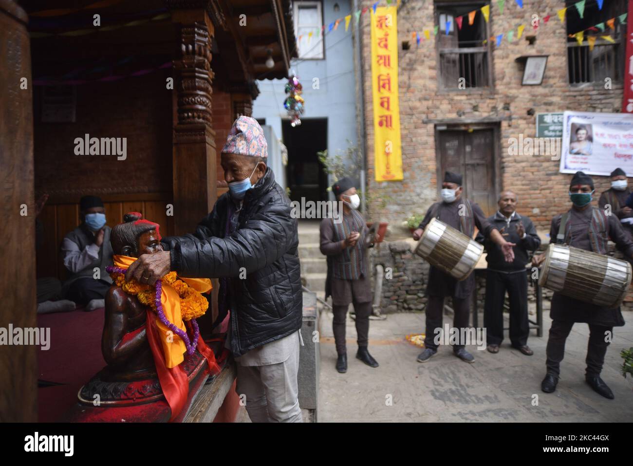 Ein Ältester, der Gomphrena globosa „makhmali“-Girlande in Richtung Sankhardhar Sakwha (der vermutlich den Nepal-Sambat gegründet hat) anbietet, nach der Parade von Nhu Dan (dem Newari-Neujahr), die auf Tihar oder Deepawali und Dewali „Festival of Lights“ in Kirtipur, Kathmandu, Nepal, fällt, am Montag, 16. November 2020. Nur eine begrenzte Anzahl von Menschen aus der Gemeinde Newar nahmen wegen einer kovidierten Pandemie an der Parade zum Neuen Jahr 1141 in Newari Teil. (Foto von Narayan Maharjan/NurPhoto) Stockfoto