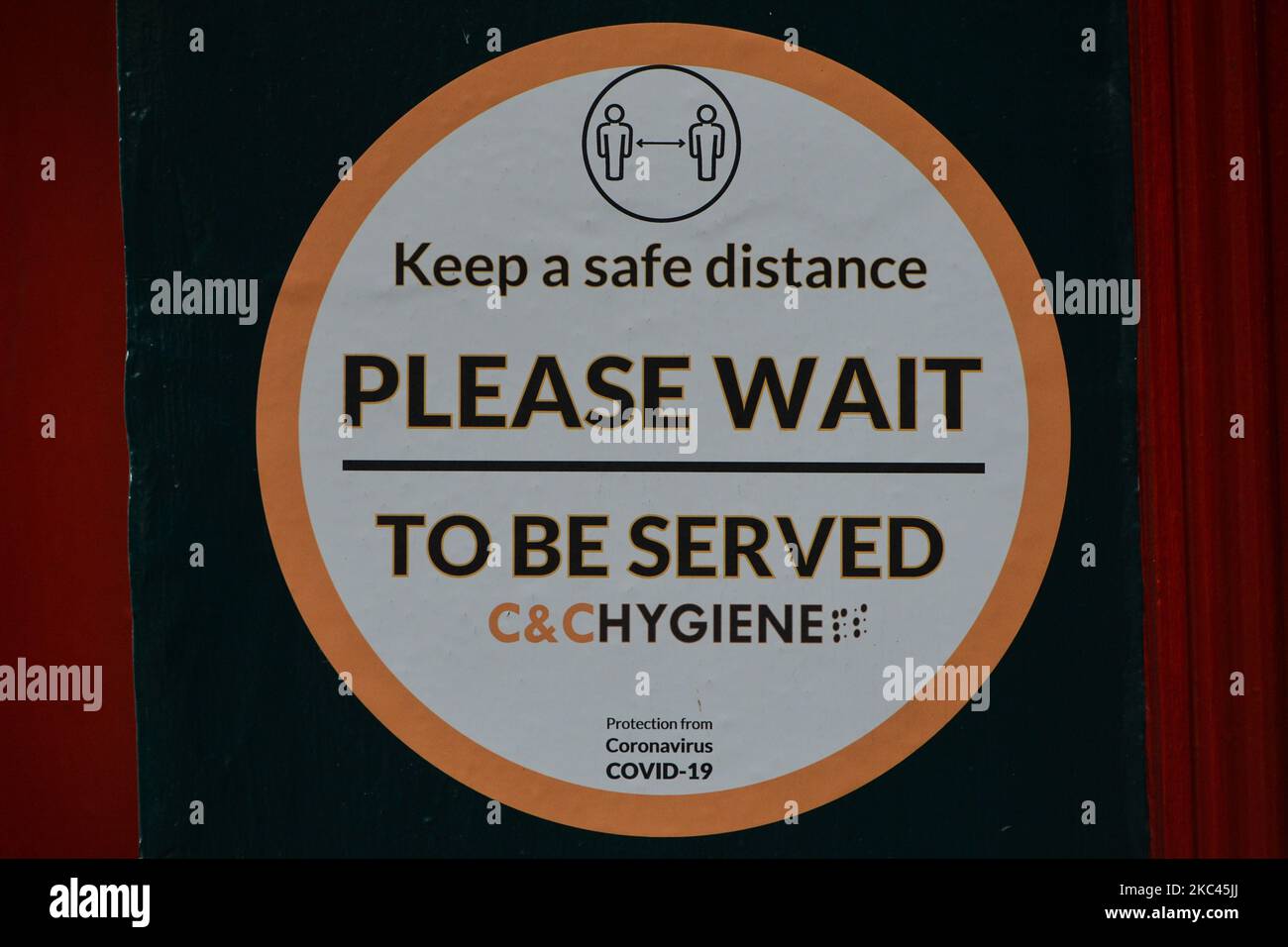 Ein Schild „Keep A Safe Distance, Please wait to be served“ am Eingang zu einem Restaurant im Stadtzentrum von Dublin. Am Dienstag, den 17. November 2020, in Dublin, Irland. (Foto von Artur Widak/NurPhoto) Stockfoto