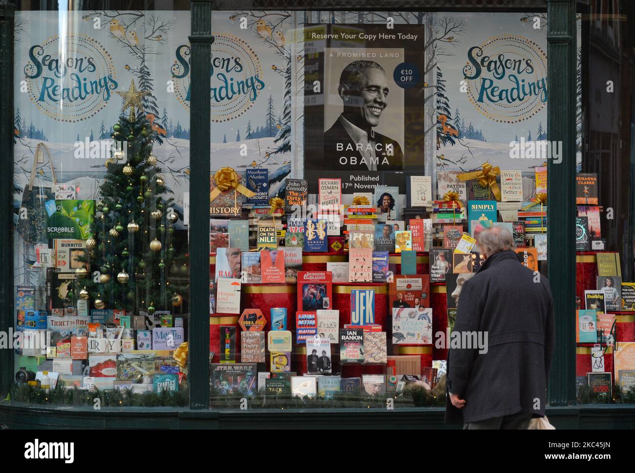 Eine Auswahl von Büchern für Weihnachtsgeschenke, darunter „A Promised Land“ von Barack Obama, die heute, am 17. November 2020, veröffentlicht wurden. Es ist der erste von zwei geplanten Bänden, die Obama nach seiner Amtszeit als Präsident der Vereinigten Staaten von 2009 bis 2017 geschrieben hat. Am Dienstag, den 17. November 2020, in Dublin, Irland. (Foto von Artur Widak/NurPhoto) Stockfoto