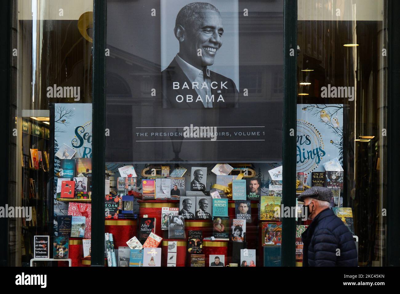 Eine Auswahl von Büchern für Weihnachtsgeschenke, darunter „A Promised Land“ von Barack Obama, die heute, am 17. November 2020, veröffentlicht wurden. Es ist der erste von zwei geplanten Bänden, die Obama nach seiner Amtszeit als Präsident der Vereinigten Staaten von 2009 bis 2017 geschrieben hat. Am Dienstag, den 17. November 2020, in Dublin, Irland. (Foto von Artur Widak/NurPhoto) Stockfoto