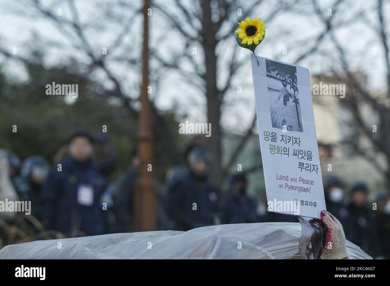 Teilnehmer marschierten am 11. Dezember 2005 gegen den Einwand zum Bau