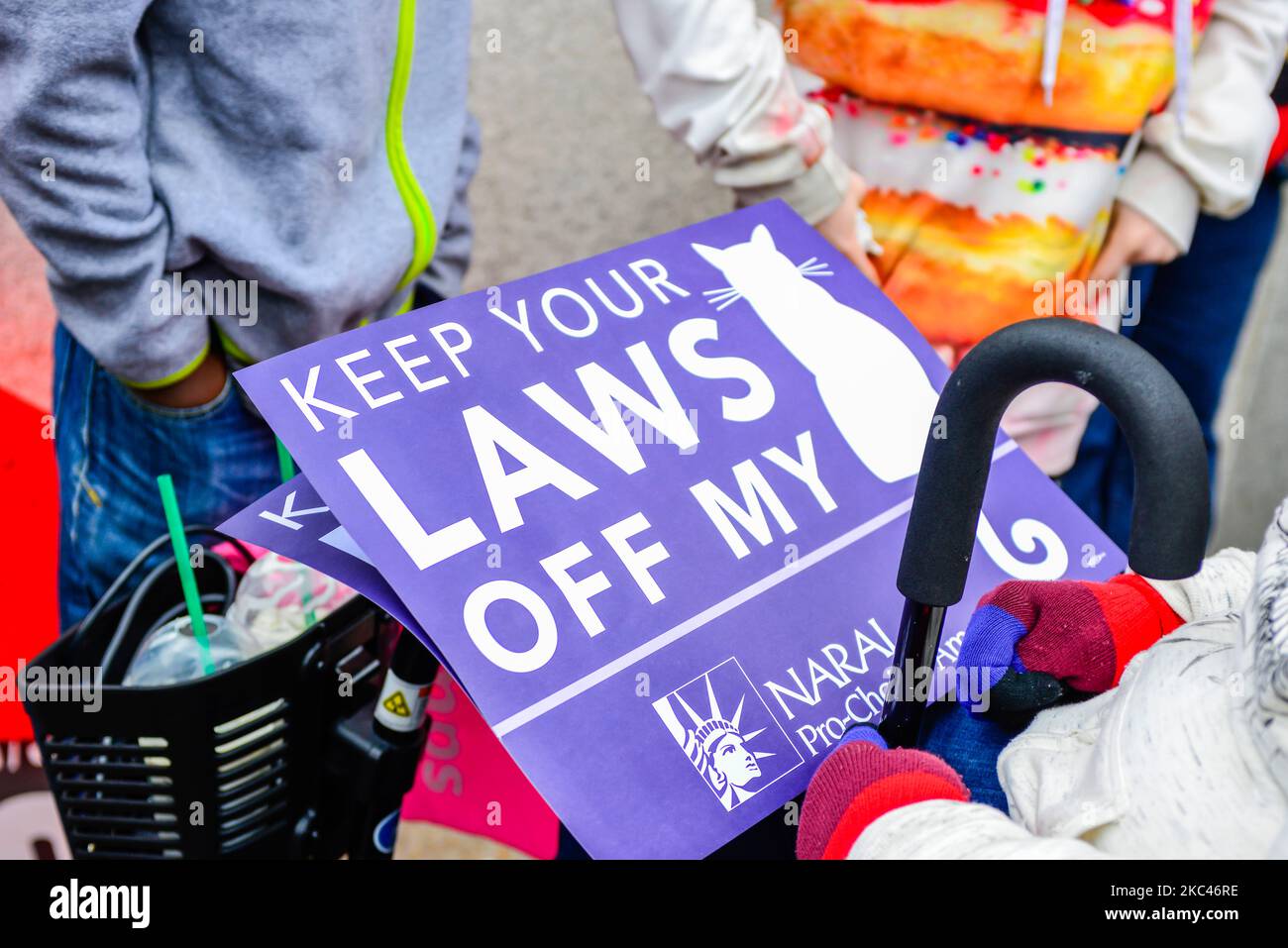 Auf dem Plakat, das von einer älteren Frau auf einem Mobilitätsstuhl gehalten wird, steht „Keep your laws off my Kitty“ NARAL, Pro Choice America, Fight for Abtreibungsrechte, Washington DC Stockfoto