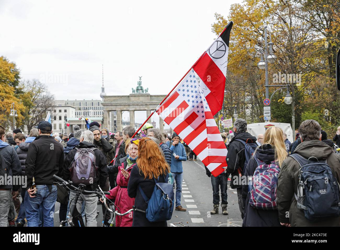 Am 18. November 2020 nehmen Menschen an einer Demonstration gegen die Coronavirus-Vorschriften in Berlin Teil. Die Bereitschaftspolizei benutzte Tränengas und Wasserpistolen gegen Demonstranten, nachdem sie den Platz vor dem Brandenburger Tor nicht evakuiert hatte. (Foto von Achille Abboud/NurPhoto) Stockfoto