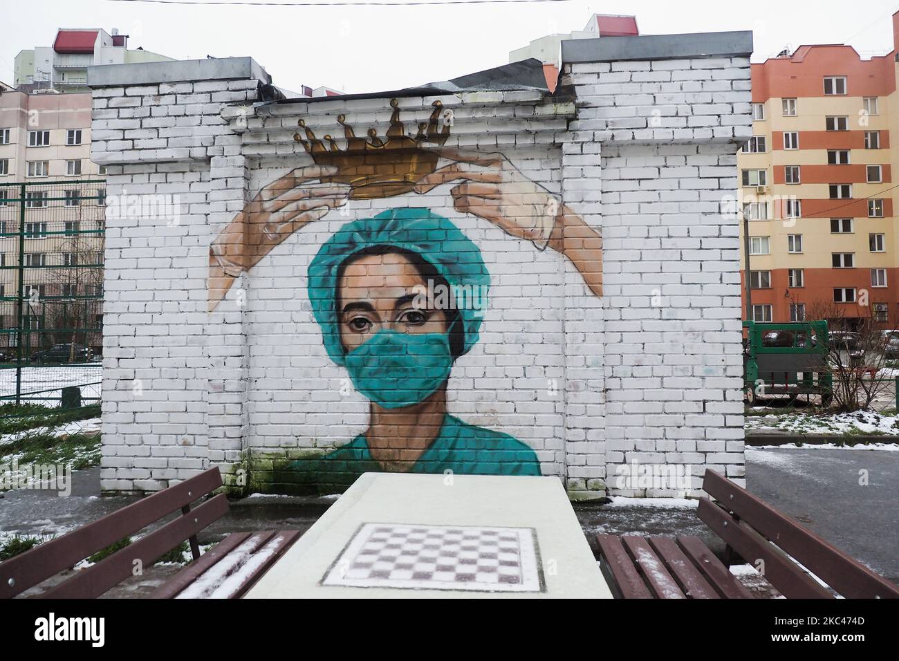 Wandgemälde mit dem Thema Coronavirus, das einen medizinischen Mitarbeiter außerhalb von St. Petersburg, Russland, zeigt. 18. November 2020. (Foto von Sergey Nikolaev/NurPhoto) Stockfoto