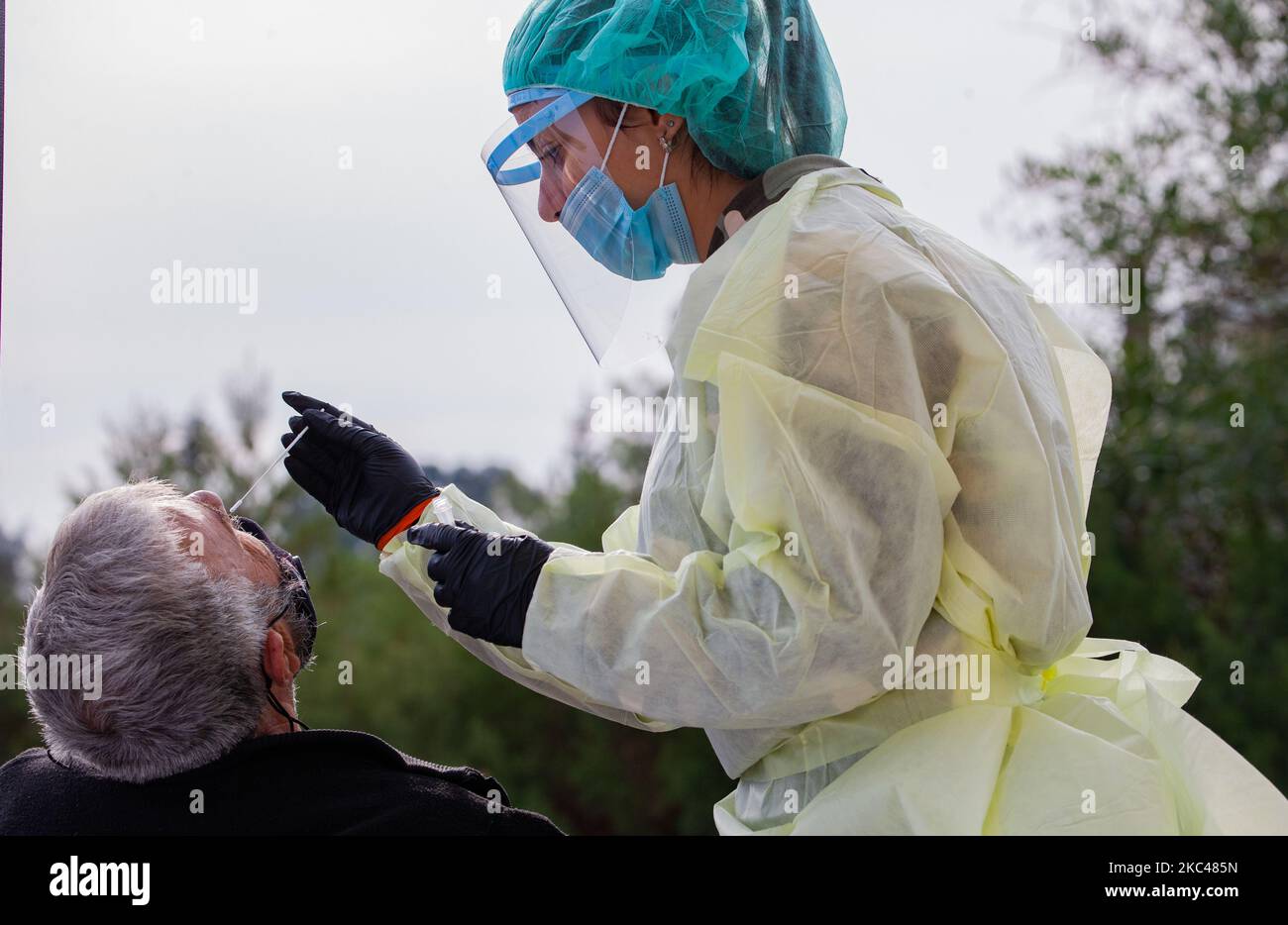 Ein Arzt nimmt am 19. November 2020 in Yeri, Gemeinde Nikosia, Zypern, eine Abstrichprobe eines Mannes für den COVID-19 Rapid Test. (Foto von George Christophorou/NurPhoto) Stockfoto