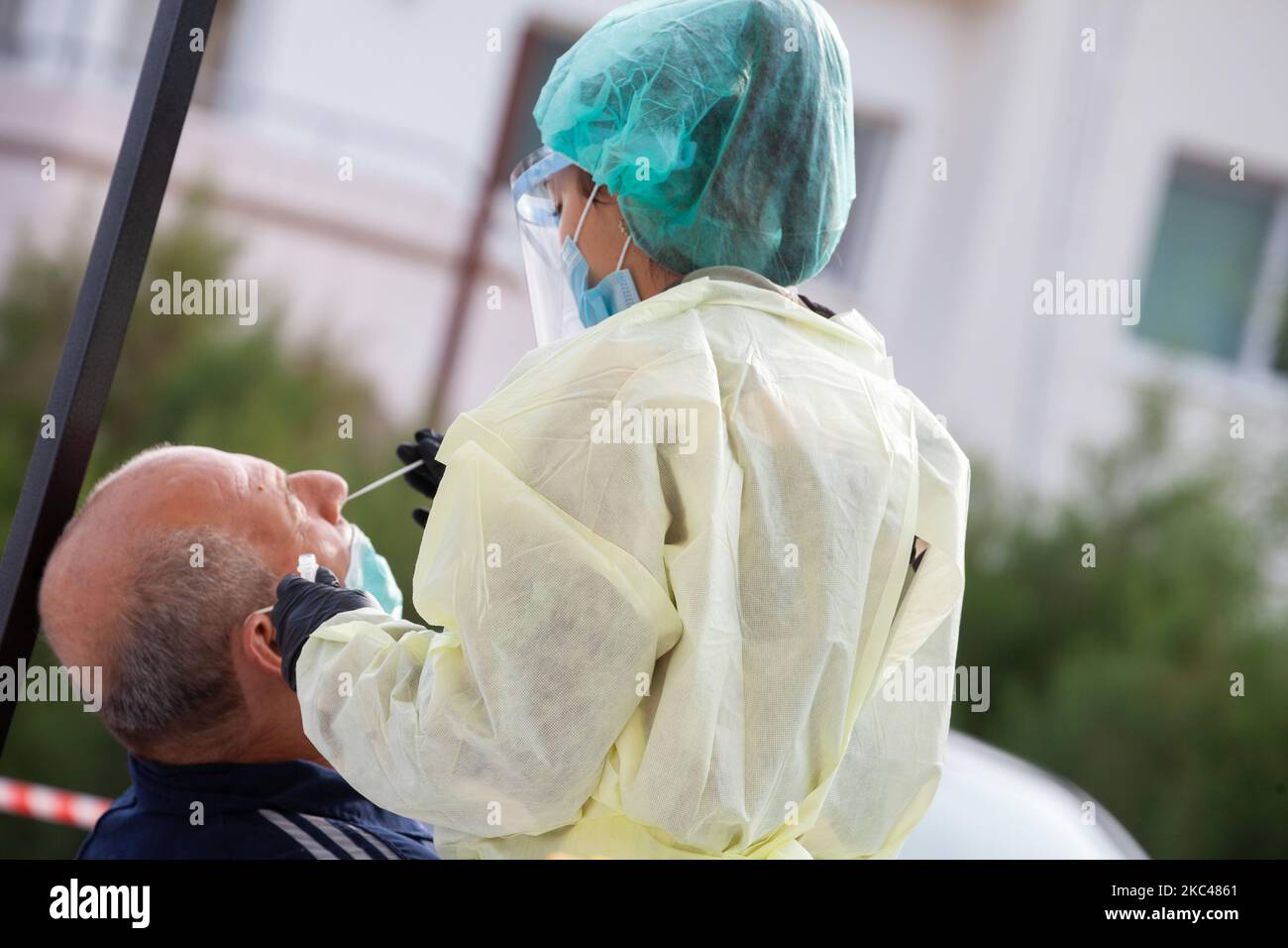 Ein Arzt nimmt am 19. November 2020 in Yeri, Gemeinde Nikosia, Zypern, eine Abstrichprobe eines Mannes für den COVID-19 Rapid Test. (Foto von George Christophorou/NurPhoto) Stockfoto