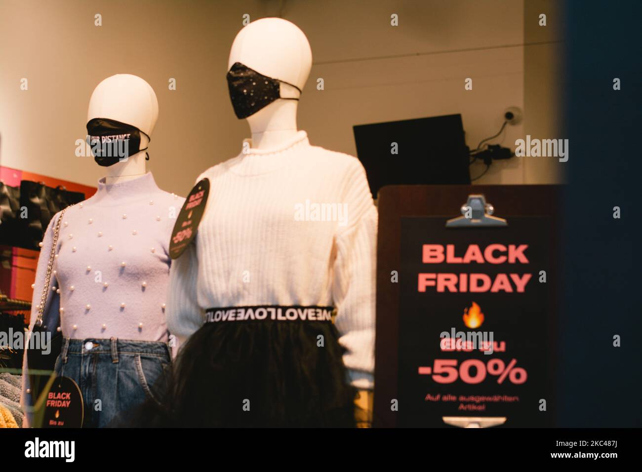 Das Balck Friday Verkaufsschild ist im Laden zu sehen, während Schaufensterpuppen mit Gesichtsmasken am 19. November 2020 in der Kölner Innenstadt zu sehen sind. (Foto von Ying Tang/NurPhoto) Stockfoto
