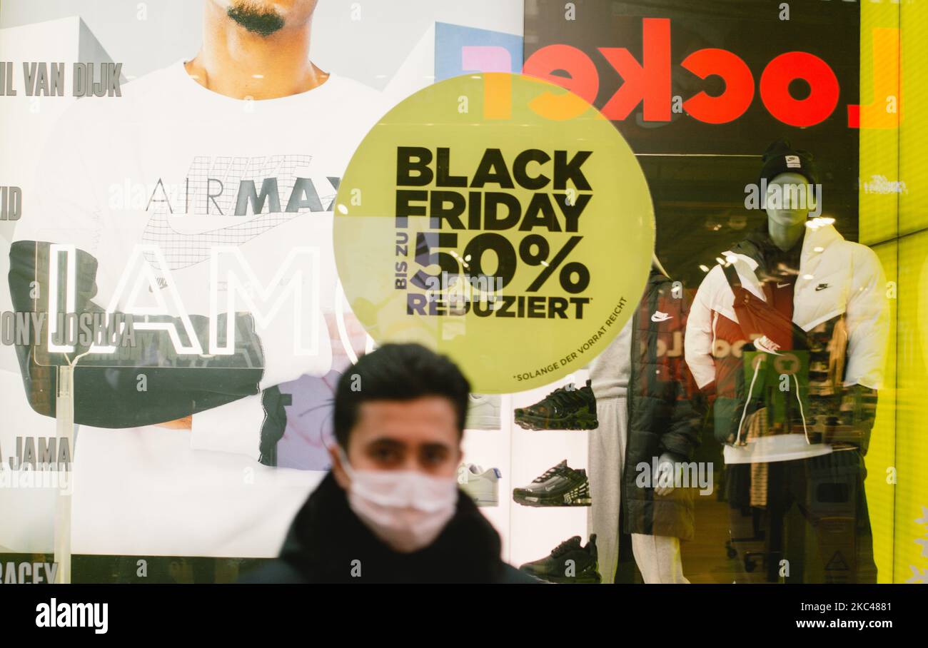 Das Balck Friday-Verkaufsschild ist am 19. November 2020 im Store in der Kölner Innenstadt zu sehen. (Foto von Ying Tang/NurPhoto) Stockfoto