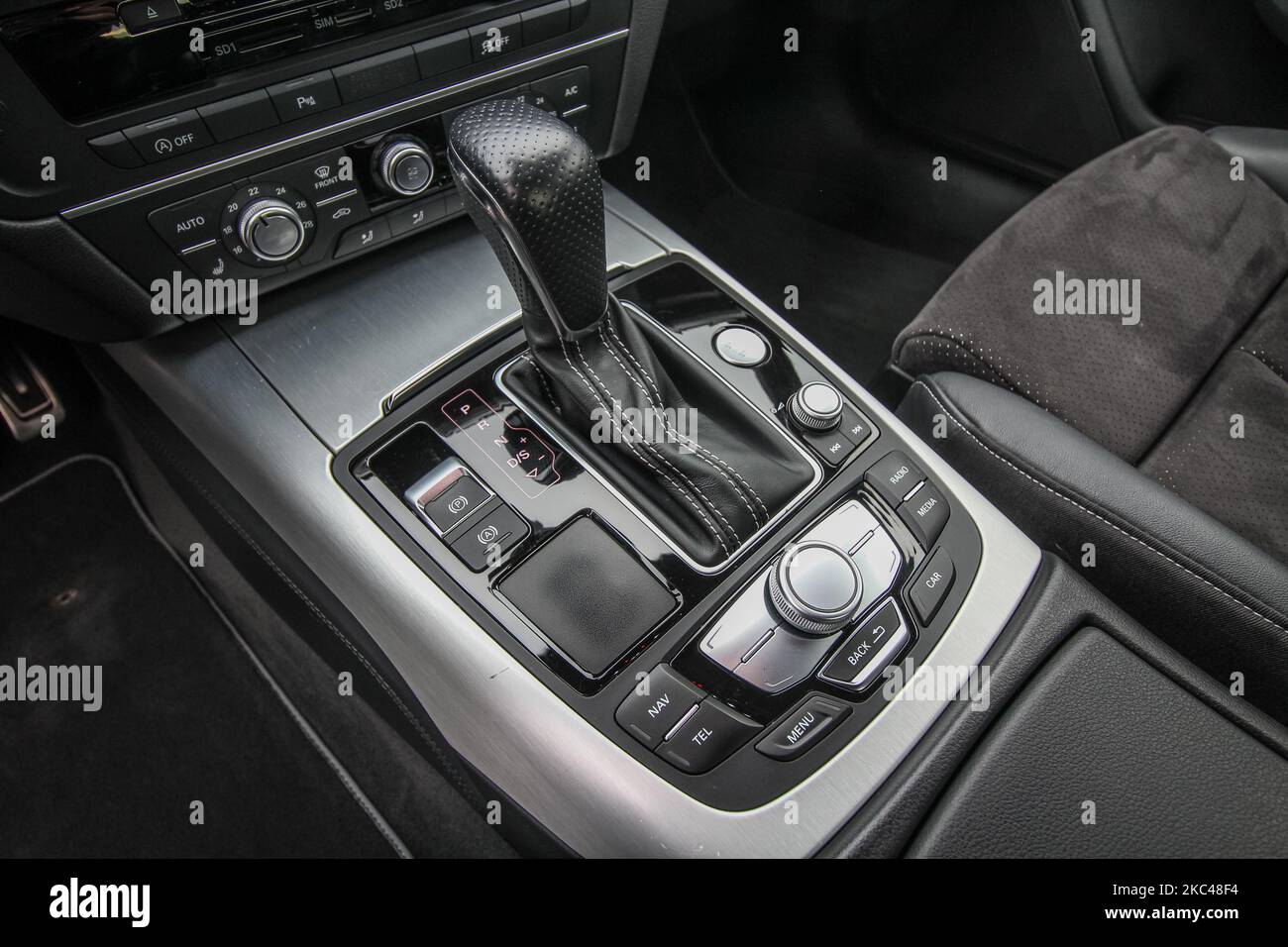 Audi A6 (Modell 2017) der S-Line Quattro-Innenraum und der Schaltgetriebe wird am 19. November 2020 in Gdynia, Polen, zu sehen sein (Foto: Michal Fludra/NurPhoto) Stockfoto