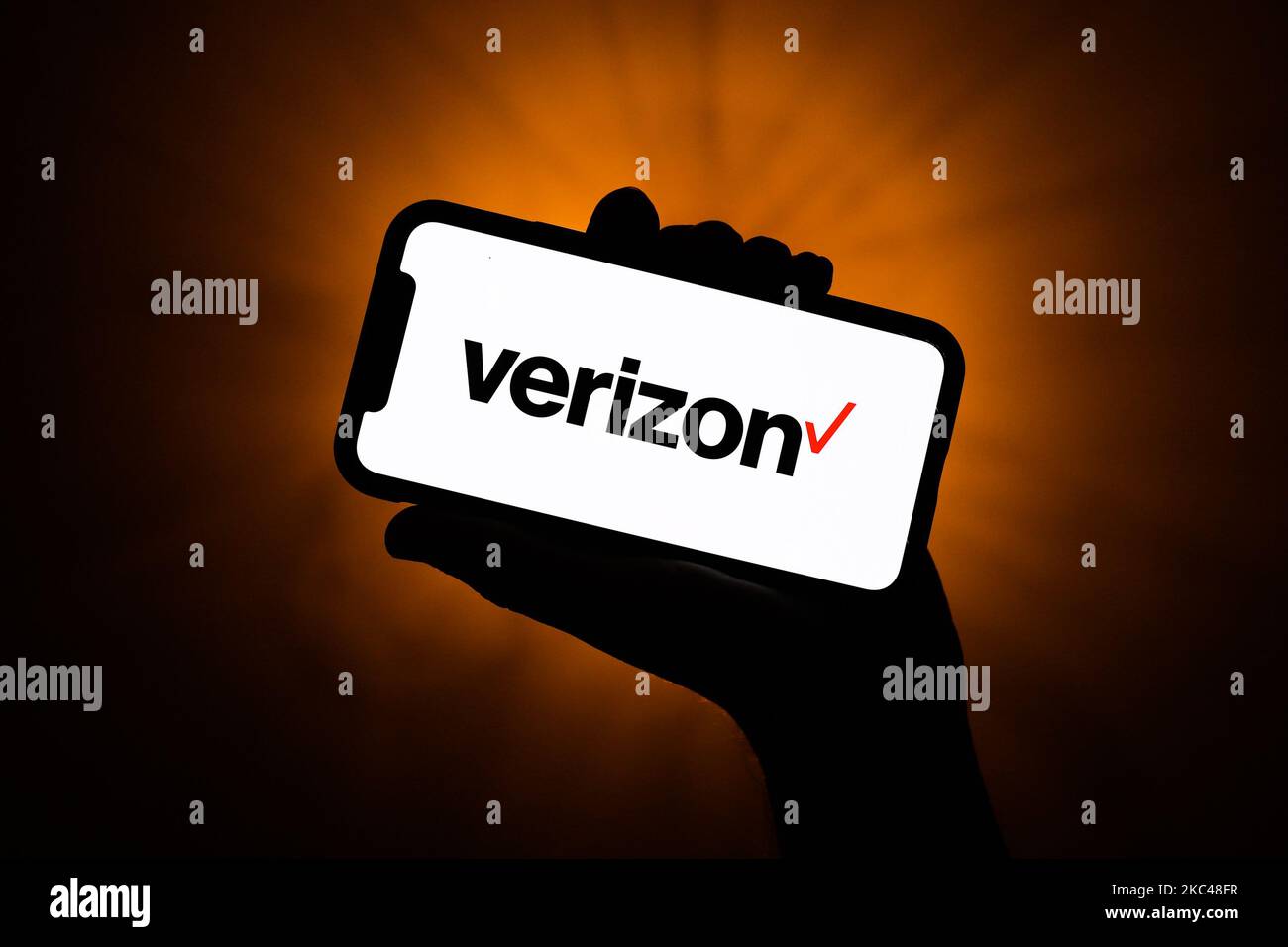 Das Verizon-Logo wird auf einem Telefonbildschirm in dieser Illustration abgebildet, die am 19. November 2020 in Polen aufgenommen wurde. (Foto von Jakub Porzycki/NurPhoto) Stockfoto