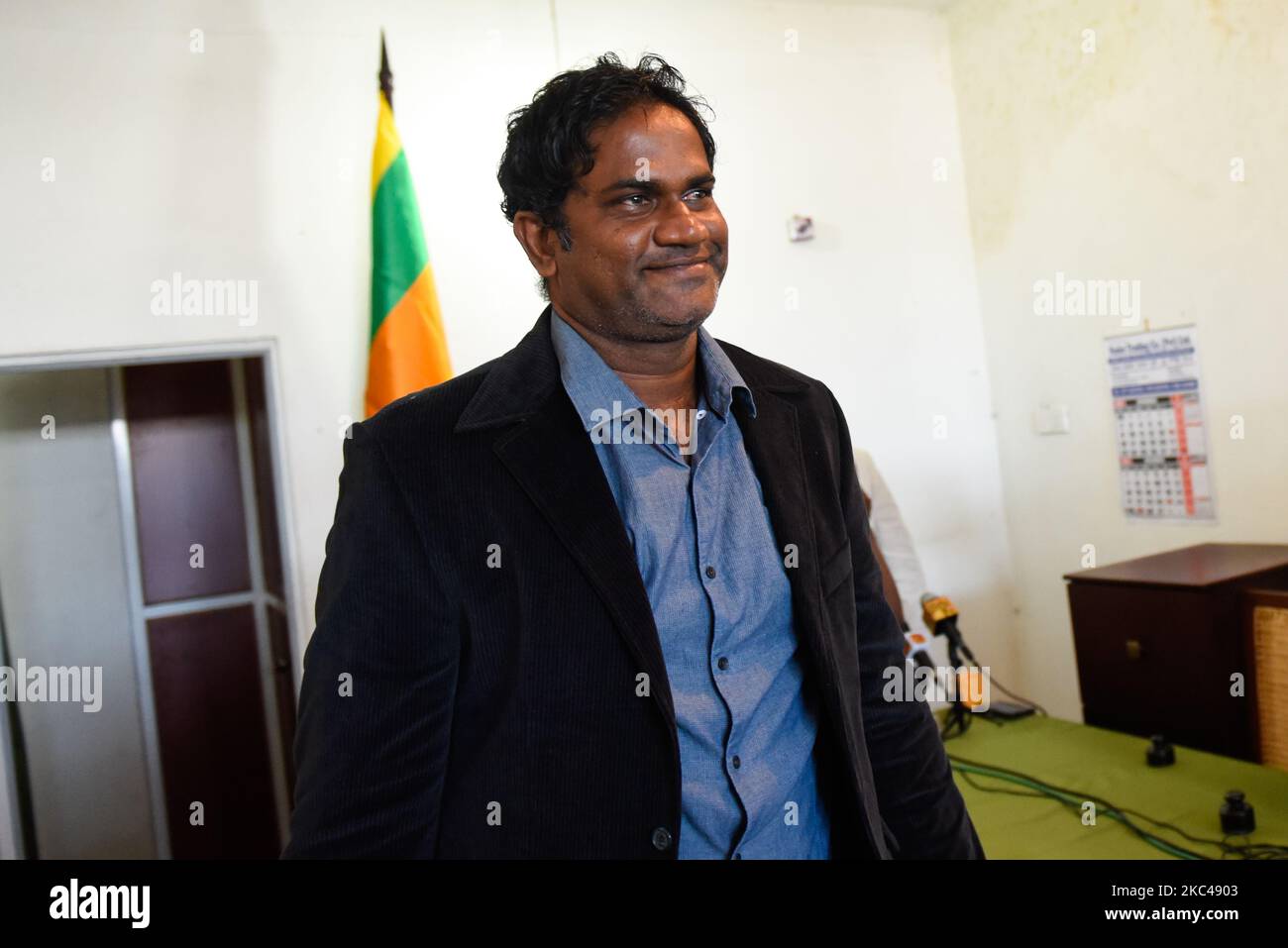 Nuwan Zoysa, ehemaliger Schnellbowler und Bowlingtrainer aus Sri Lanka, verlässt die Pressekonferenz in Colombo am 20. November 2020 plädierte der Internationale Cricket Council (ICC) auf nicht schuldig wegen der Anklagepunkte zur Matchfixierung und versprach, seine Unschuld zu verteidigen. (Foto von Akila Jayawardana/NurPhoto) Stockfoto