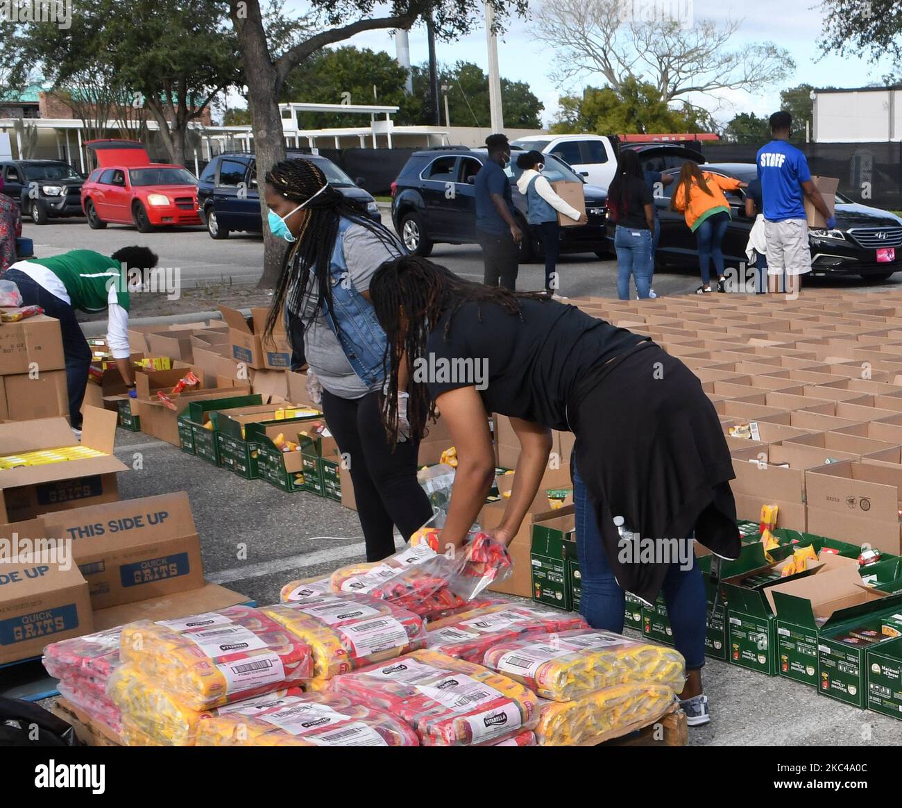 Freiwillige verteilen am 20. November 2020 in Orlando, Florida, an die bedürftigen Menschen, die von der Second Harvest Food Bank in Zentral-Florida und der Stadt Orlando gespendet wurden. Mit dem Anflug von Thanksgiving benötigen Tausende von Familien in der Umgebung von Orlando aufgrund massiver Entlassungen in lokalen Themenparks und der Tourismusindustrie Nahrungsmittelhilfe. (Foto von Paul Hennessy/NurPhoto) Stockfoto