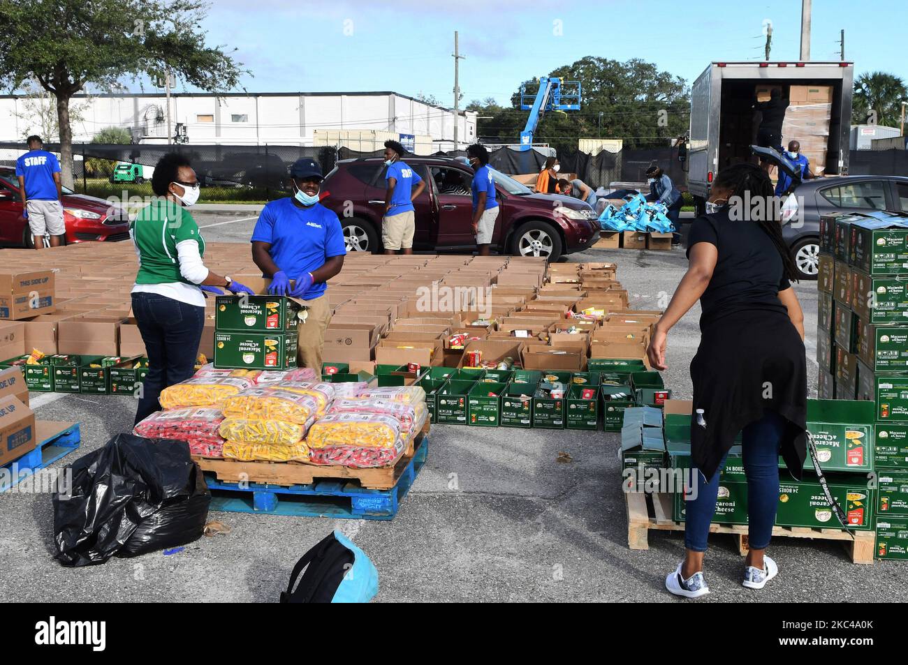 Freiwillige verteilen am 20. November 2020 in Orlando, Florida, an die bedürftigen Menschen, die von der Second Harvest Food Bank in Zentral-Florida und der Stadt Orlando gespendet wurden. Mit dem Anflug von Thanksgiving benötigen Tausende von Familien in der Umgebung von Orlando aufgrund massiver Entlassungen in lokalen Themenparks und der Tourismusindustrie Nahrungsmittelhilfe. (Foto von Paul Hennessy/NurPhoto) Stockfoto