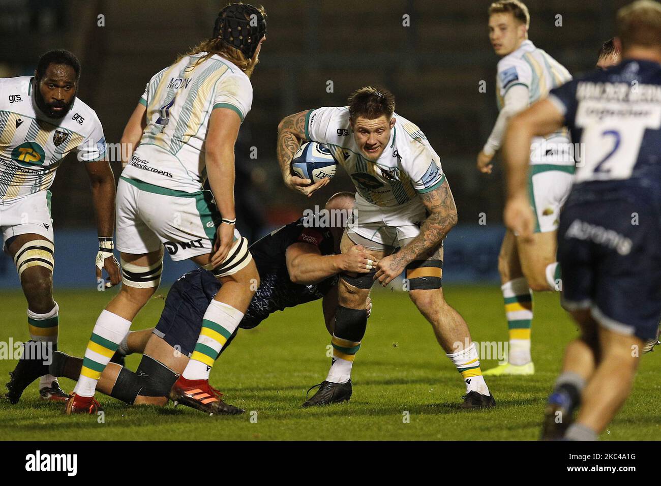 Northampton Taimana Harrison wird während des Spiels der Gallagher Premiership zwischen Sale Sharks und Northampton Saints am Freitag, dem 20.. November 2020, im AJ Bell Stadium in Eccles angegangen. (Foto: Chris Donnelly/MI News/NurPhoto) Stockfoto