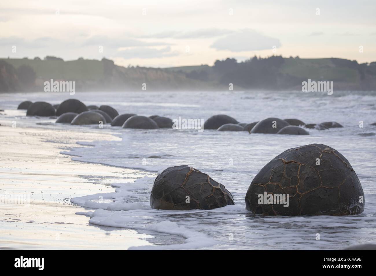 Moeraki-Felsbrocken werden am Koekohe Beach in Moeraki, New, gesehen ZealandÂ onÂ 21. November 2020.Â nach Angaben von Wissenschaftlern begann die Moeraki-Felsbrocken-Formation vor etwa 60 Millionen Jahren. Â (Foto: Sanka Vidanagama/NurPhoto) Stockfoto