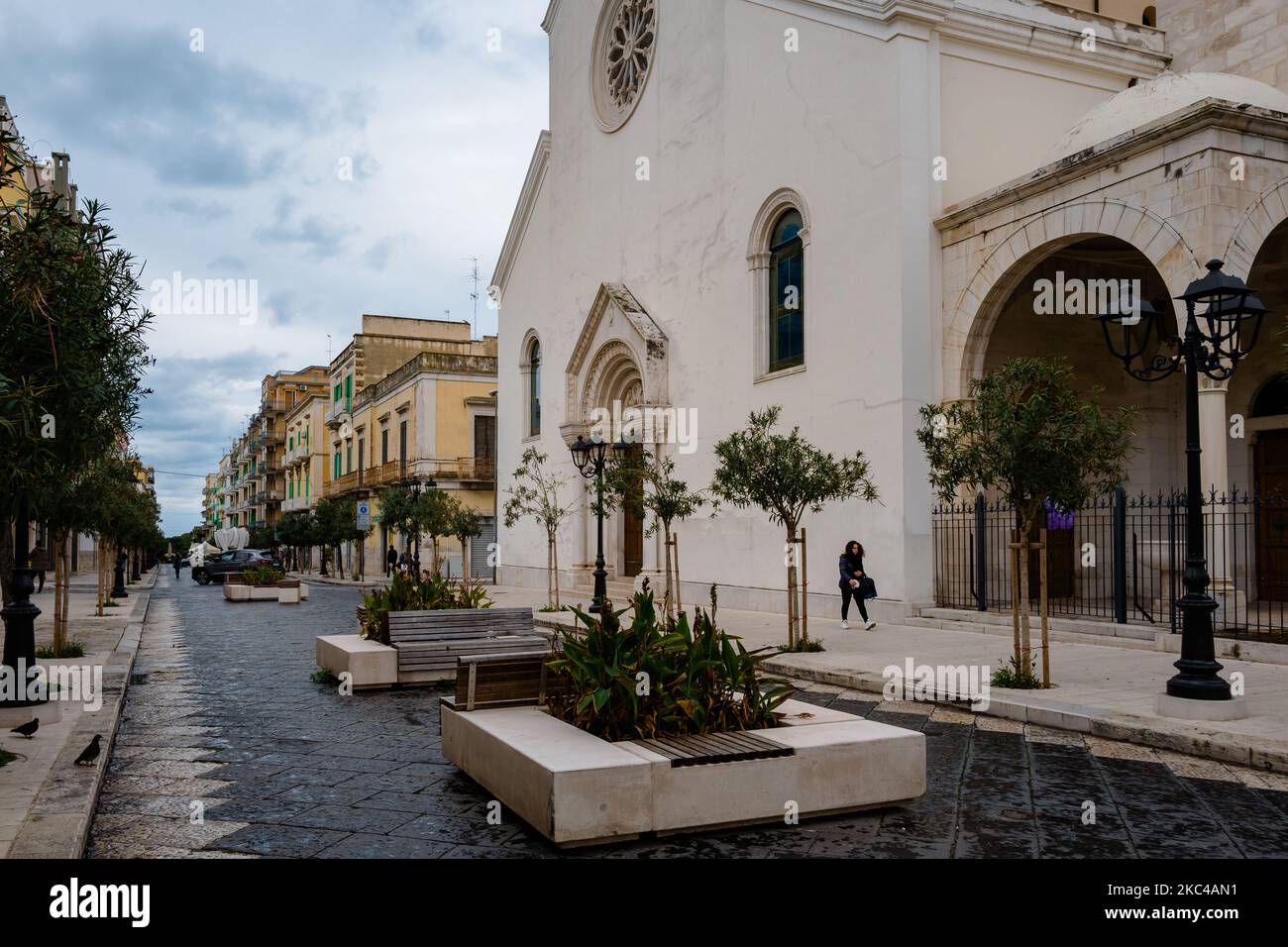 Detail der Bank am Corso Umberto di Molfetta, die normalerweise von Sitzenden besetzt ist, frei, am 21. November 2020. Um die Ausbreitung der Covid-19-Pandemie zu begrenzen, die die orangefarbene Zone in Molfetta ist, Verbot der Bürgermeister von Molfetta, Tommaso Minervini, mit dem Befehl vom 20. November, das Parken von Menschen an der Küste von Molfetta, dem Zentrum, Die städtische Villa und die Gebiete mit dem höchsten Zustrom von Menschen bis zum 3. Dezember. (Foto von Davide Pischettola/NurPhoto) Stockfoto