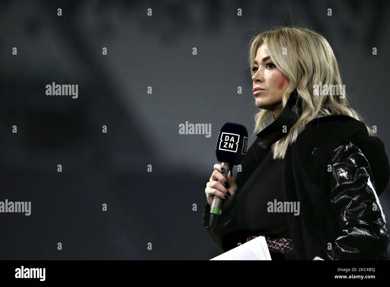 Diletta Leotta an der Seite des Platzes vor dem Serie-A-Spiel zwischen Juventus und Cagliari Calcio im Allianz-Stadion am 21. November 2020 in Turin, Italien. (Foto von Giuseppe Cottini/NurPhoto) Stockfoto