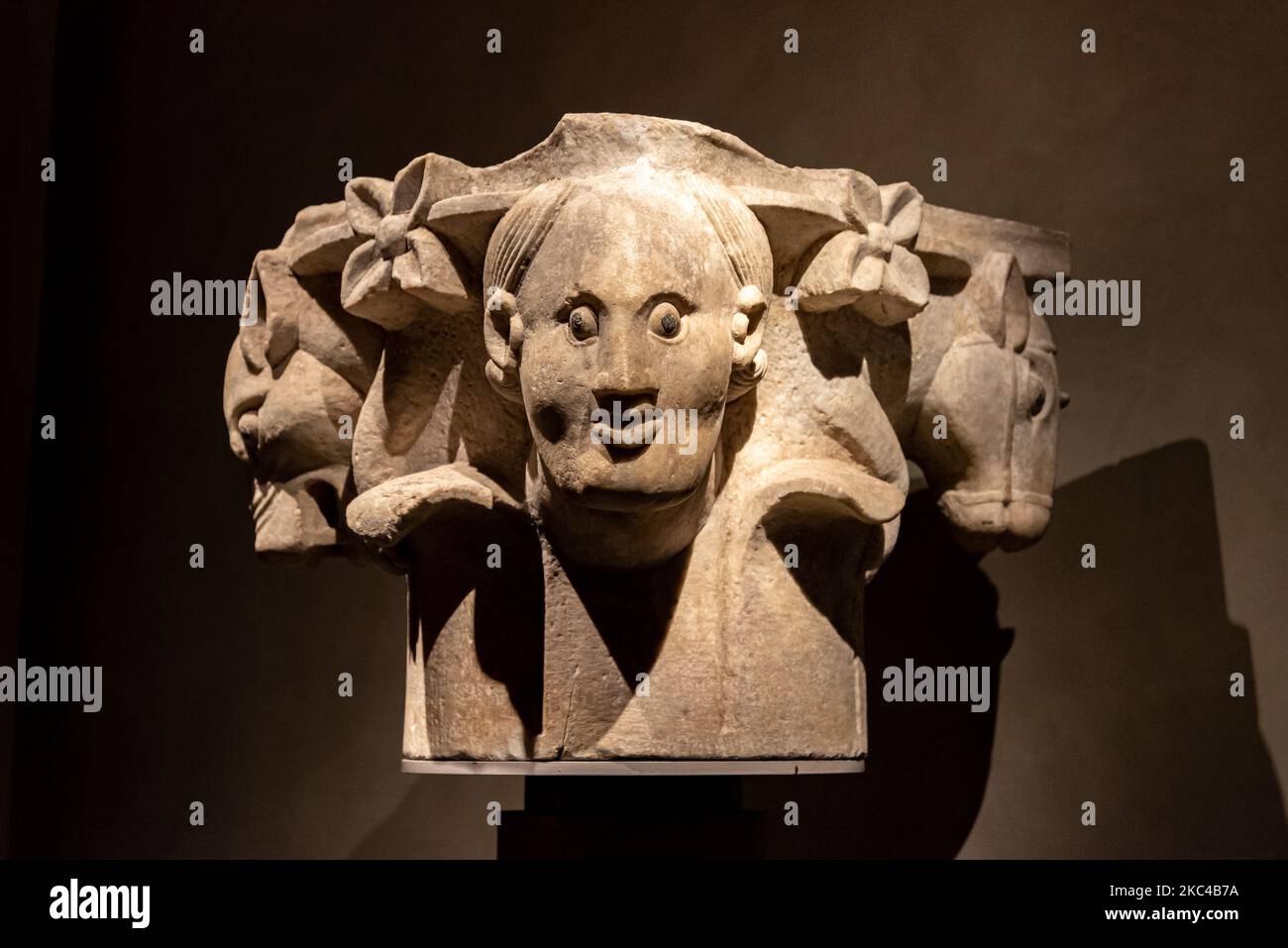 Dekorative Skulpturen geschnitzt auf alten Stück der römischen Säule Stockfoto
