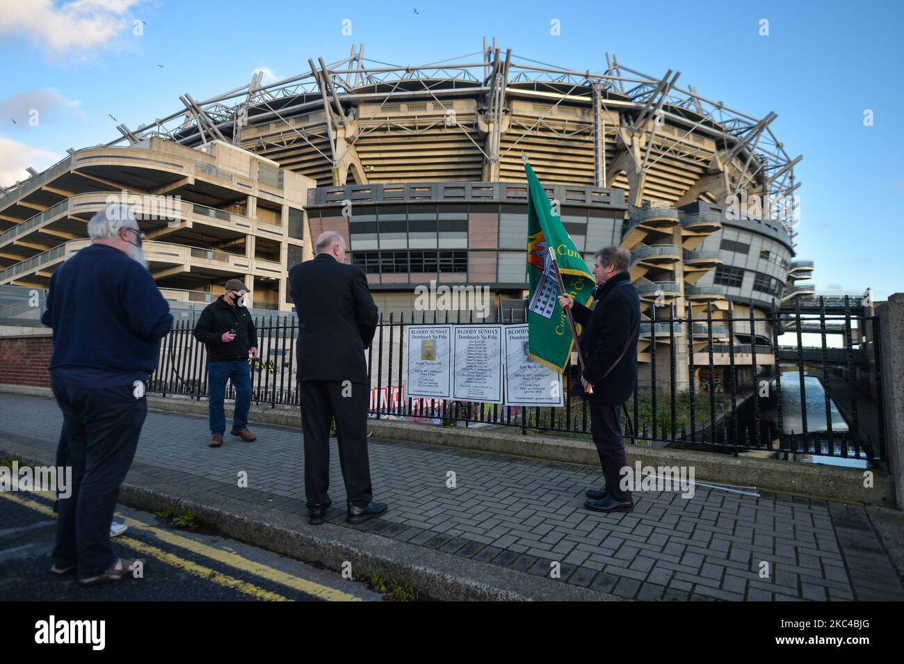 Menschen, die in der Nähe von Plakaten mit Namen von „Blutiger Sonntag“ gesehen wurden, die am Zaun vor dem Croke Park in Dublin angebracht waren, während einer Gedenkveranstaltung, die von „The 1916 Societies“ organisiert wurde, um den hundertsten Jahrestag des Blutigen Sonntags zu begehen. Der blutige Sonntag war ein Tag der Gewalt in Dublin am 21. November 1920, während des irischen Unabhängigkeitskrieges. Vierzehn unschuldige Menschen (darunter eine Frau, mehrere Kinder und ein Spieler) wurden massakriert, als Mitglieder der britischen Streitkräfte während eines gälischen Fußballspiels im Stadion das Feuer eröffneten. Am Samstag, den 21. November 2020, in Dublin, Irland. (Foto von Artur Widak/NurPhoto) Stockfoto