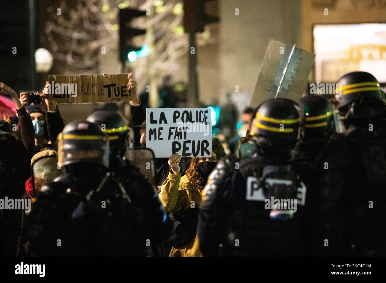 Am 21. November 2020 in Paris, Frankreich, werden Demonstrationen gegen das kürzlich verabschiedete Gesetz zur globalen Sicherheit der französischen Regierung auf dem Place du Trocadero zu gewalttätigen Ausschreitungen. Am 20. November verabschiedeten die französischen Gesetzgeber den Gesetzentwurf, der als Artikel 24 des „umfassenden Sicherheitsgesetzes“ bekannt ist, das die Verbreitung von Bildern der Polizei verbietet und Journalisten und Aktivisten alarmierend aussagte, dass bürgerliche Freiheiten und Pressefreiheit gefährdet werden könnten. Mehrere Abgeordnete kritisierten die Auswirkungen des Gesetzentwurfs und Präsident Macron ist wegen der Rechenschaftspflicht der Polizei und des Rechts von den nationalen Journalistengewerkschaften und der UNO unter Beschuss geraten Stockfoto