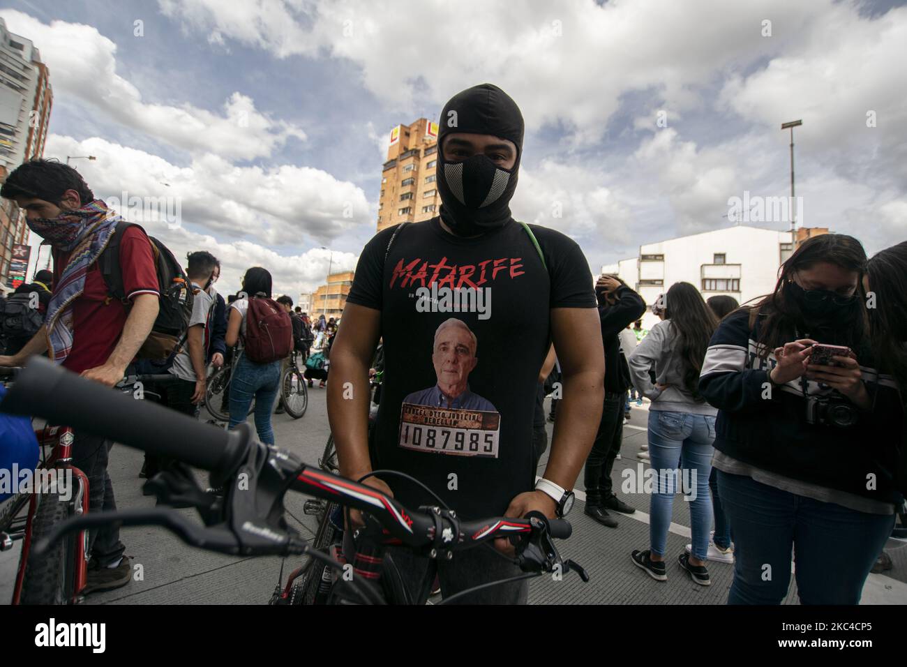 Eine Person trägt ein Hemd des ehemaligen Präsidenten Alvaro Uribe Velez, das sagt, Matarife, in Bogota, Kolumbien, am 22. November 2020. Nach einem Jahr des sozialen Ausbruchs, der am 21. November 2019 stattfand, fanden in verschiedenen Teilen der Stadt Sit-ins und Märsche statt, die Ergebnisse dieser Märsche hinterließen eine Polizeipatrouille, die von Demonstranten in der Nähe der Nationalen Universität von Kolumbien verwüstet wurde. Friedliche Märsche fanden auch im Zentrum von Bogota statt, wo sie dem Tod des jungen Studenten ''Dylan Cruz'' Tribut zollten, der vor einem Jahr im nationalen Streik der ESMAD ermordet wurde (Foto von David Rodrig Stockfoto