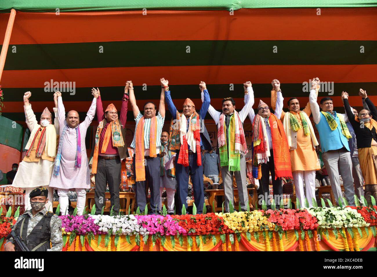 Der hochrangige Anführer der Bodoland People Front (BPF) und der ehemalige Abgeordnete Biswajit DaimaryÂ von Rajya Sabha treten der BJP formell bei Der Staatspräsidentin Ranjit Kumar das und der Kabinettsministerin von Assam, Himanta Biswa SarmaÂ Â, vor dem Territorium von Bodoland Wahlen in der Region (BTR) 2020 im Distrikt Baksa in Assam, Indien am 22. November ,2020.Â (Foto: Anuwar Hazarika/NurPhoto) Stockfoto