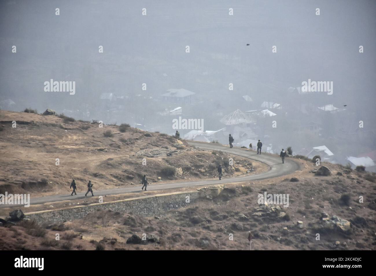 Indische Streitkräfte laufen am 21. November 2020 auf den Hügeln von Zabarwan am Stadtrand von Srinagar, dem von Indien verwalteten Kaschmir, bergab. (Foto von Muzamil Mattoo/NurPhoto) Stockfoto