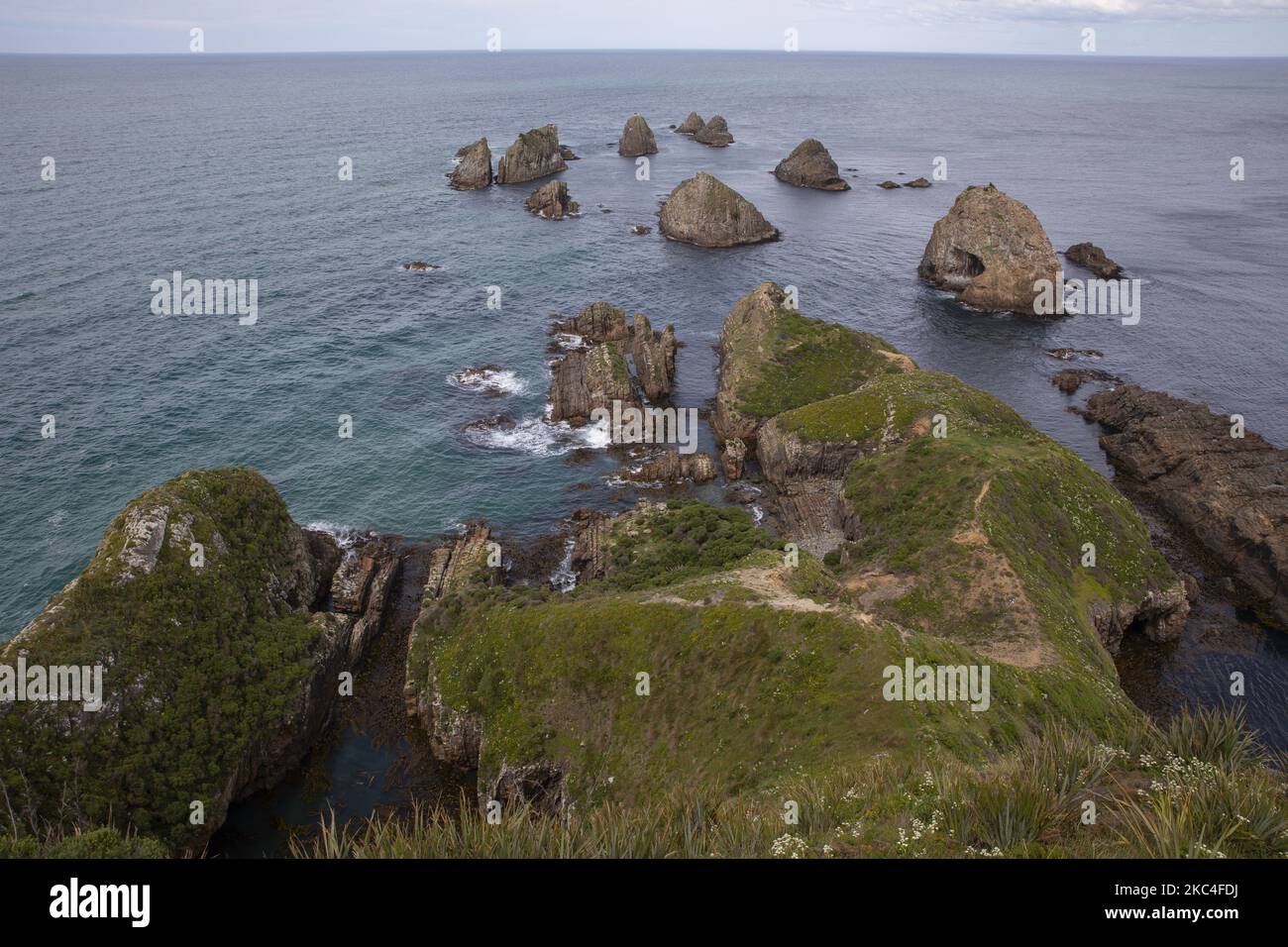 Blick auf die Küste und die Felsformationen, die dem Nugget Point seinen Namen gaben, vom Leuchthaus in CatlinÂ in der Region Otago auf der Südinsel von New ZealandÂ onÂ 23. November 2020. (Foto von Sanka Vidanagama/NurPhoto) Stockfoto