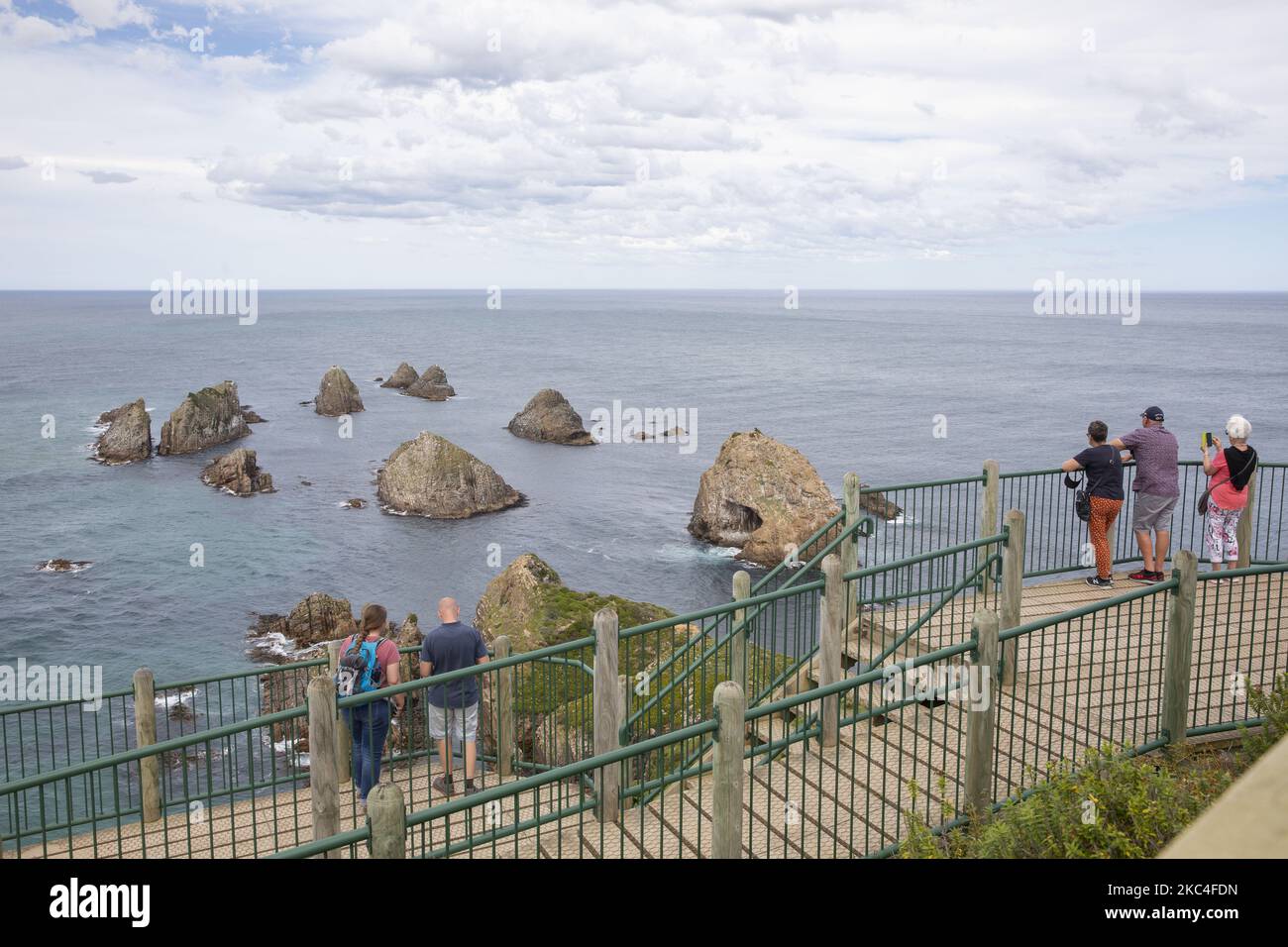 Die Besucher fotografieren die Küste und die Felsformationen, die dem Nugget Point seinen Namen gegeben haben, Â aus dem Leuchthaus in CatlinÂ in der Region Otago auf der Südinsel New ZealandÂ onÂ 23. November 2020. (Foto von Sanka Vidanagama/NurPhoto) Stockfoto