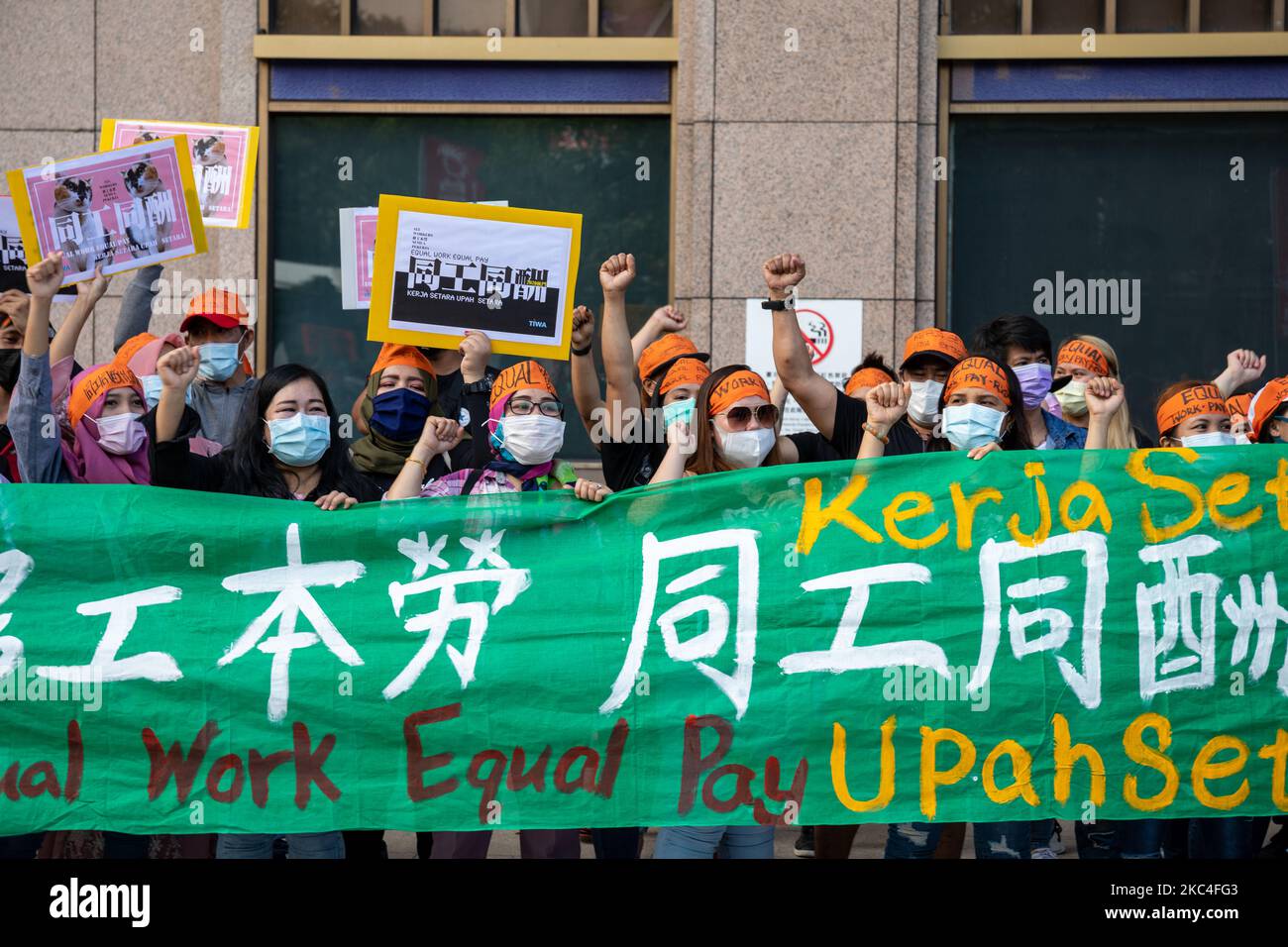 Taiwan Immigrant Workers Holding a Banner with the Text „Equal Work EQUAL Pay“ written in different languages. Die TIWA (Taiwan Immigrant Worker Association) hat sich am Sonntag, dem 22. November 2020, mit eingewanderten Arbeitern zusammengetan, um gleiche Arbeitsrechte zu fordern. Mit einem Hauptanruf, der war: „Wanderarbeiter, gleicher Lohn für gleiche Arbeit!“ (Foto von Jose Lopes Amaral/NurPhoto) Stockfoto