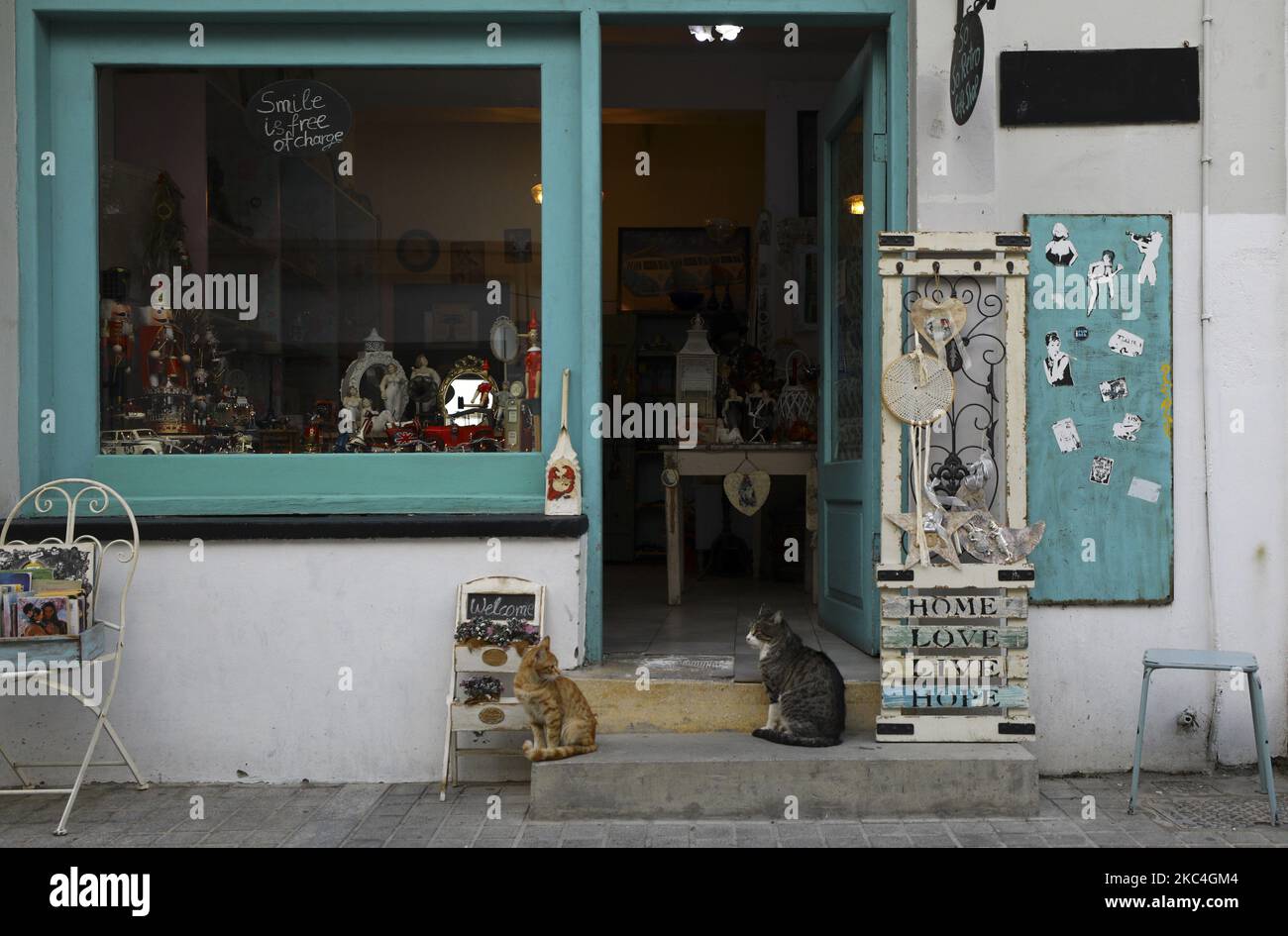 Zwei Katzen sitzen in der Nähe des Geschenkelokals, in dem es keine Käufer gibt. Limassol, Zypern, Montag, 23. November 2020. Die Europäische Kommission hat beschlossen, neun Ländern, darunter Zypern, im Rahmen einer zweiten Phase der finanziellen Unterstützung der Mitgliedstaaten im Rahmen eines befristeten Programms 14 Milliarden Euro zuzuweisen, um das Risiko einer Arbeitslosigkeit in Notfällen zu verringern. (Foto von Danil Shamkin/NurPhoto) Stockfoto