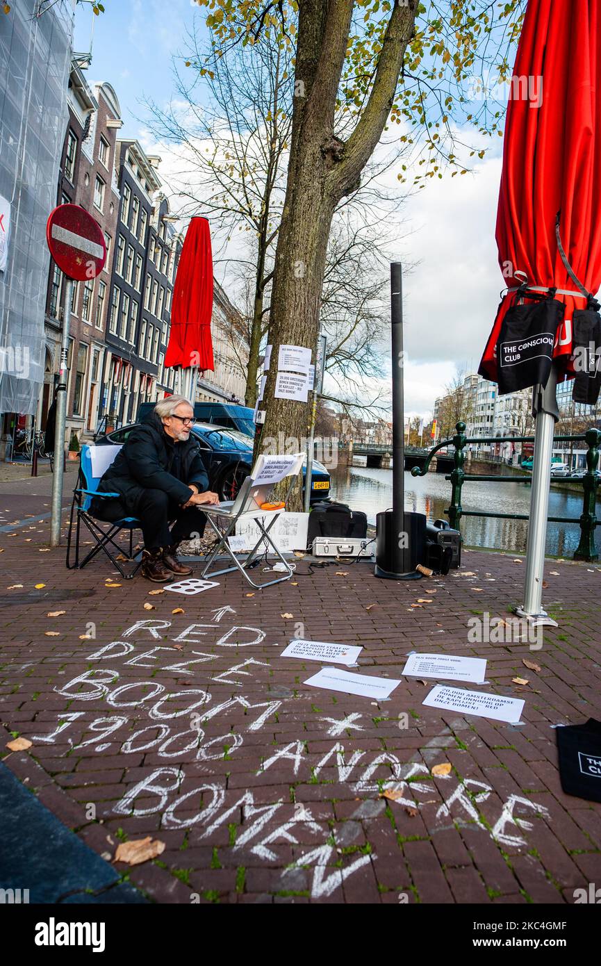 Der niederländische Künstler und Musiker Bert Barten produziert Musik, indem er ein Audiosystem an den Baum und von dort an seinen Computer anbringt, während der musikalischen Proteste gegen den Baumschnitt im Zentrum von Amsterdam am 23.. November 2020. (Foto von Romy Arroyo Fernandez/NurPhoto) Stockfoto