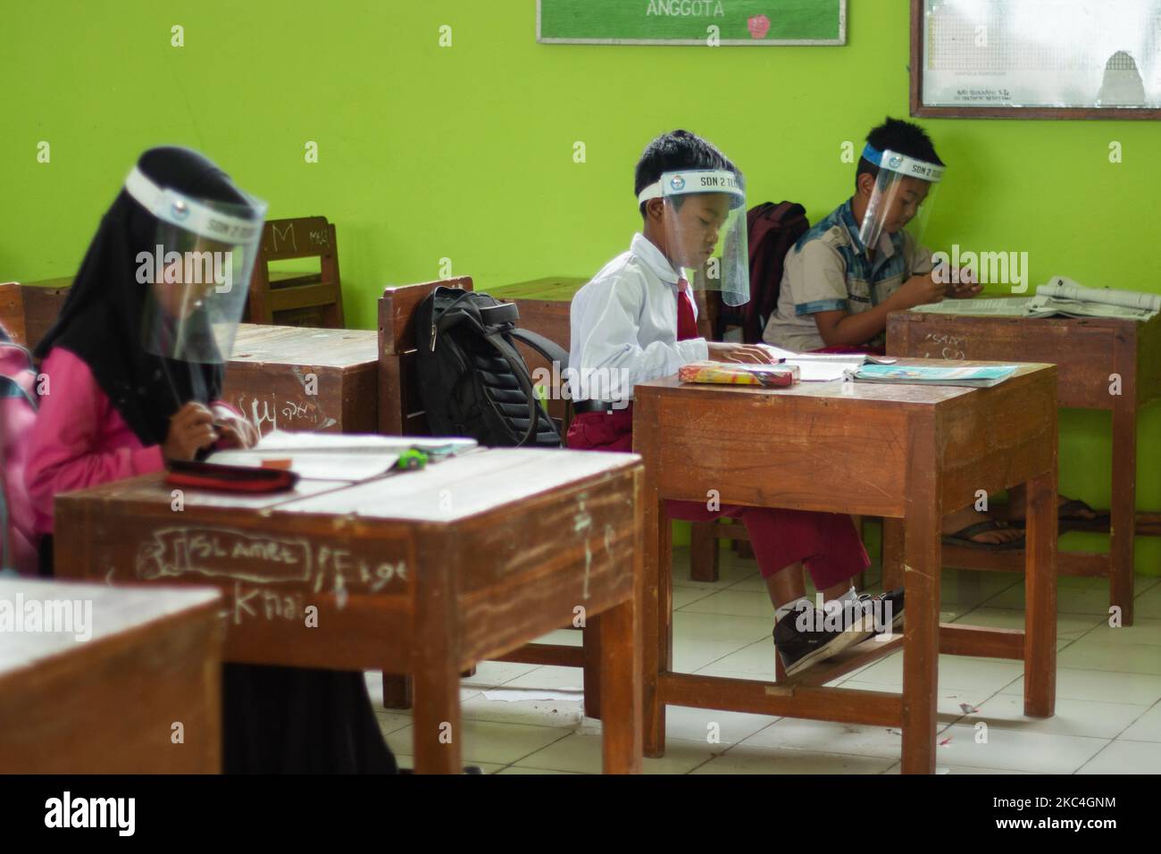 Eine Reihe von Schülern führen persönliche Lehr- und Lernaktivitäten an der öffentlichen Grundschule durch 2 Tlogolele, Tlogolele, Selo, Boyolali, Central Java, Indonesien am 23. November 2020. Obwohl indonesiens geologische Behörde Emitted den Status einer Warnung der Stufe 3 auf den Berg Merapi erhöht hat und die Behörden in Indonesien eine große Anzahl von Dorfbewohnern im Gebiet Tlogolele evakuierten, das 3 bis 5 Kilometer vom Gipfel des Berges Merapi entfernt ist, Lehr- und Lernaktivitäten in der Schule werden immer noch durchgeführt, da die meisten Schüler keine Mobiltelefone für Online-Schulen haben. (Foto von Muhammad Ihsan/ Stockfoto