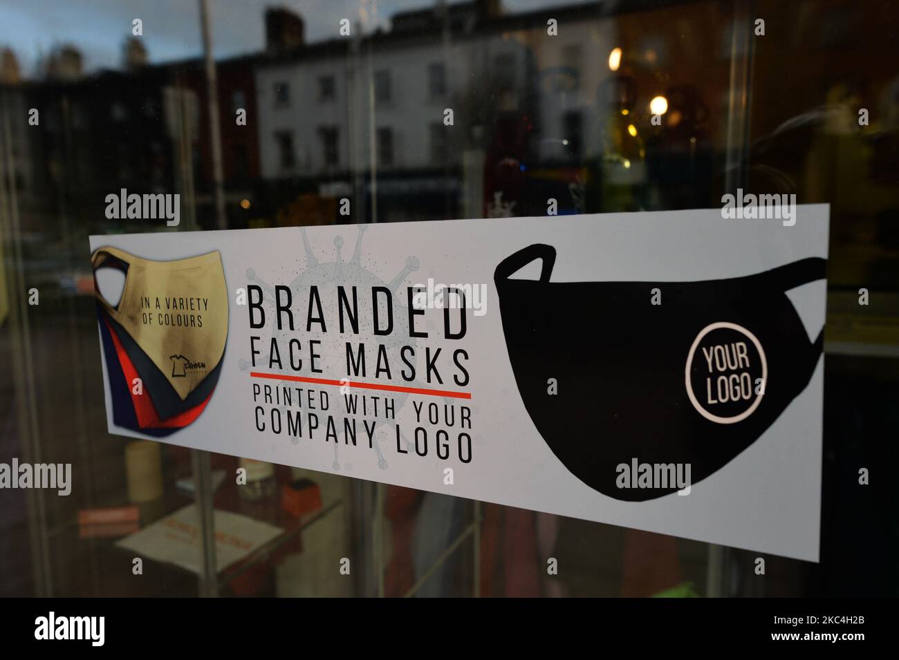 Ein Aufkleber mit „Marken-Gesichtsmasken“, der auf einem Schaufenster im Stadtzentrum von Dublin zu sehen ist. Am Montag, den 23. November 2020, in Dublin, Irland. (Foto von Artur Widak/NurPhoto) Stockfoto