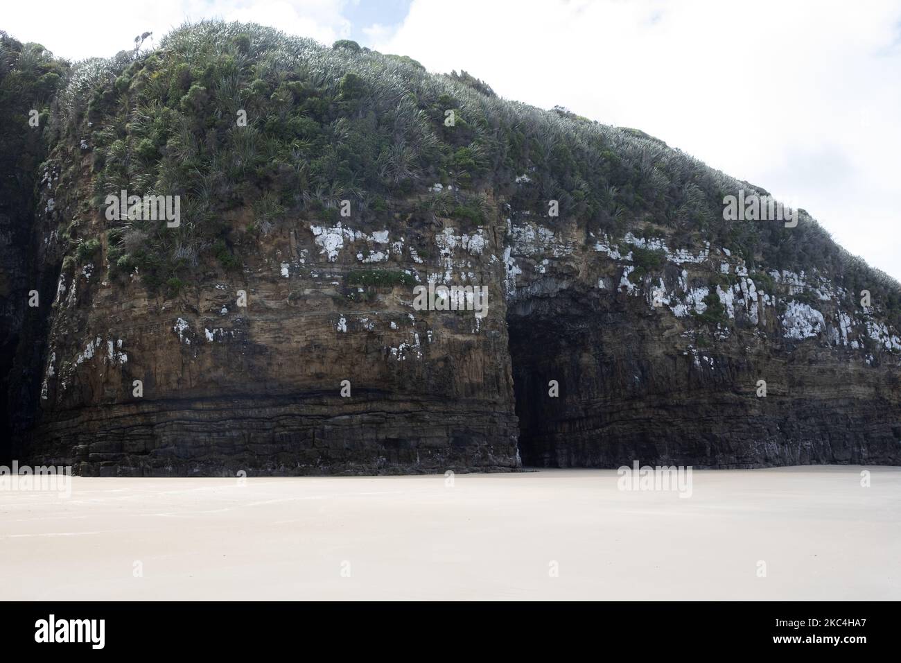 Blick auf die theÂ Cathedral CavesÂ in CatlinÂ in der Region Otago auf der Südinsel von New ZealandÂ onÂ 24. November 2020.die Â Cathedral CavesÂ Â sind mit 200 Metern Tunneln, die eine Höhe von 30 Metern erreichen, einer der größten Meereshöhlenkomplexe der Welt. (Foto von Sanka Vidanagama/NurPhoto) Stockfoto