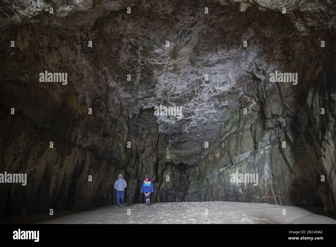 Besucher in der Kathedrale CavesÂ in CatlinÂ in der Region Otago auf der Südinsel von New ZealandÂ onÂ 24. November 2020.die Kathedrale von Â CavesÂ ist mit 200 Metern Tunneln mit einer Höhe von 30 Metern und Â einer der größten Höhlenkomplexe der Welt. (Foto von Sanka Vidanagama/NurPhoto) Stockfoto