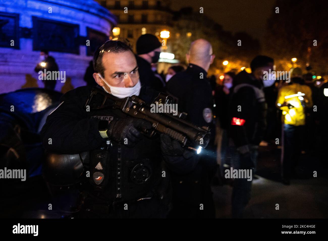 Am 23. November 2020 wurde der Place de la Republique in Paris mit Hilfe von Verbänden und Anwälten von Hunderten von Migranten besetzt, die nach der Evakuierung des Lagers Saint-Denis von den Behörden obdachlos wurden. Nach dem Aufbau von 300 Zelten evakuierte die Polizei sie brutal und jagte sie dann mit Tränengas durch die Straßen von Paris. (Foto von Jerome Gilles/NurPhoto) Stockfoto