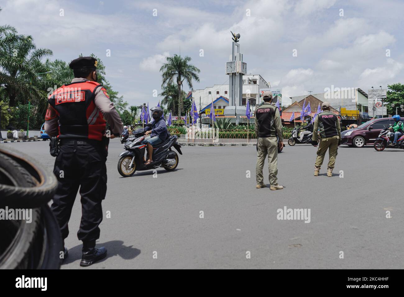 Sicherheitsbeamte und die Polizei führen in der Stadt Salatiga, Zentraljava, Indonesien, am 24. November 2020 Kontrollen des Gesundheitsprotokolls durch. (Foto von Galih Yoga/NurPhoto) Stockfoto