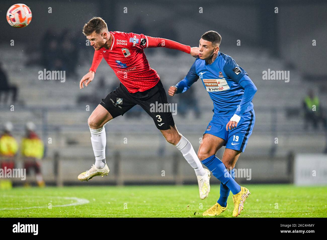 Rwdms Florian Yves Le Joncour und Danders Suer Barbaros Cukur Tiago im Einsatz während eines Fußballmatches zwischen FCV Dender EH und RWD Molenbeek, Freitag, 04. November 2022 in Denderleeuw, am 12. Tag der 'Challenger Pro League' 1B. Division der belgischen Meisterschaft 2022-2023. BELGA FOTO TOM GOYVAERTS Stockfoto